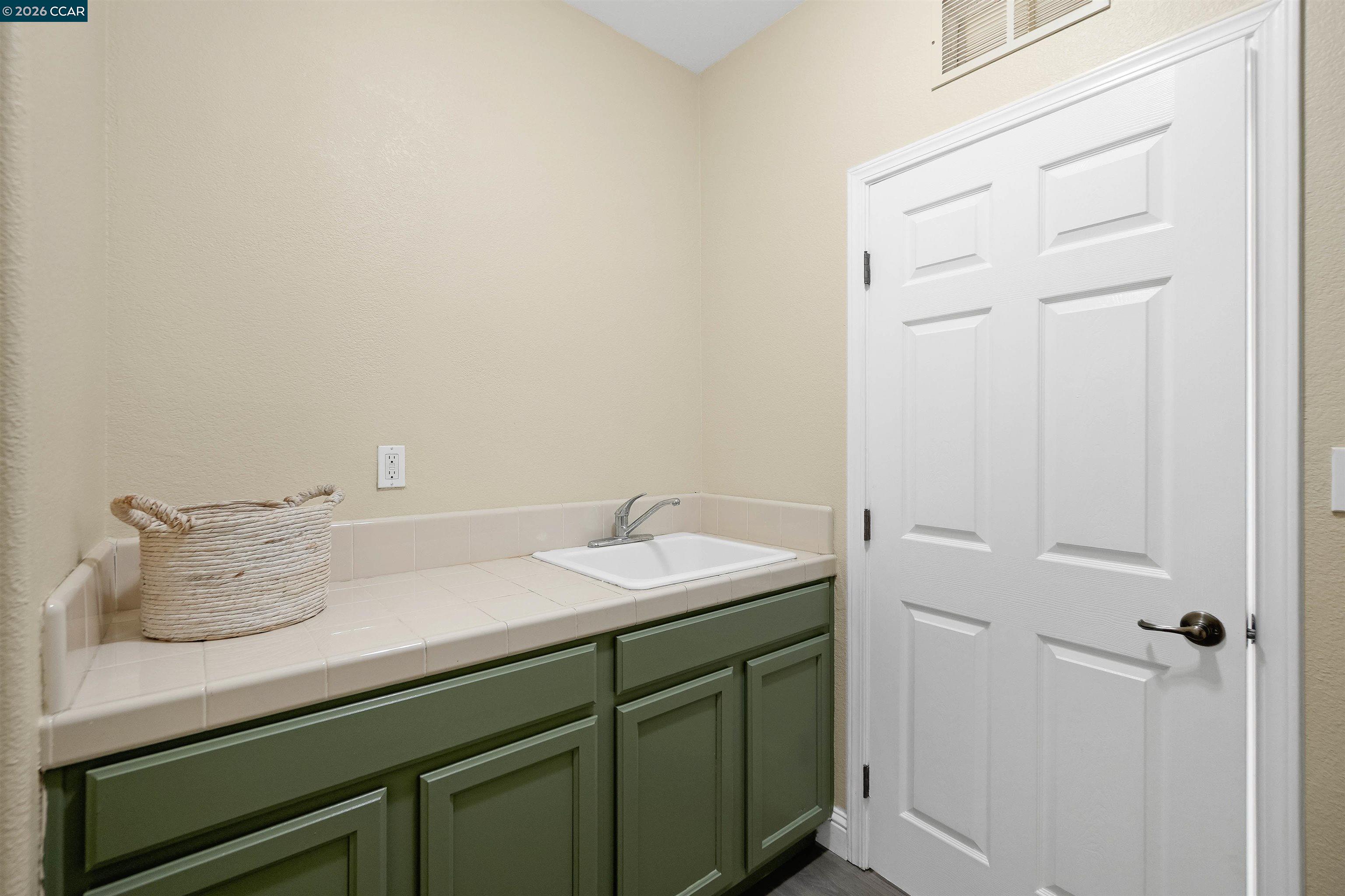 Detail Gallery Image 33 of 60 For 1012 Salt Spray Ter, Hercules,  CA 94547 - 4 Beds | 2/1 Baths