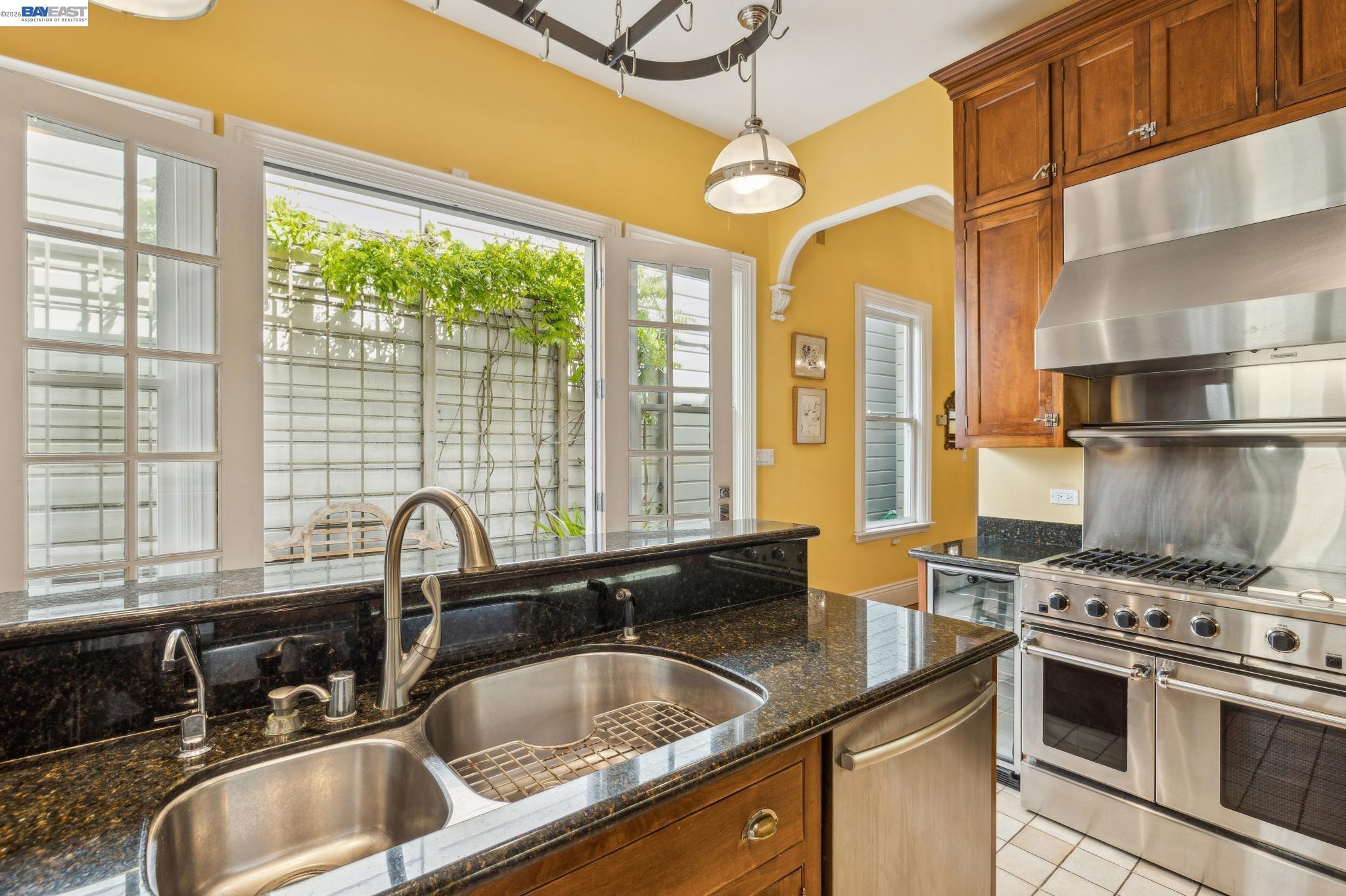 Detail Gallery Image 6 of 46 For 2070 Bush St, San Francisco,  CA 94115 - 3 Beds | 2/1 Baths