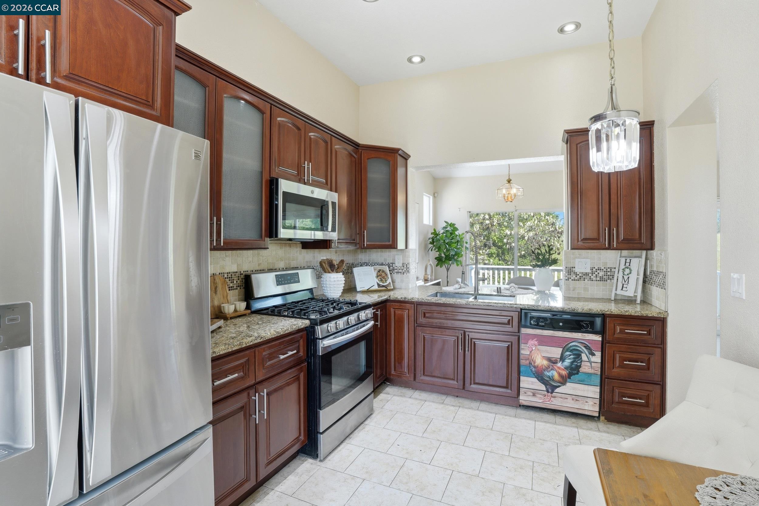 Detail Gallery Image 5 of 21 For 5081 Mesa Ridge Dr, Antioch,  CA 94531 - 5 Beds | 2/1 Baths