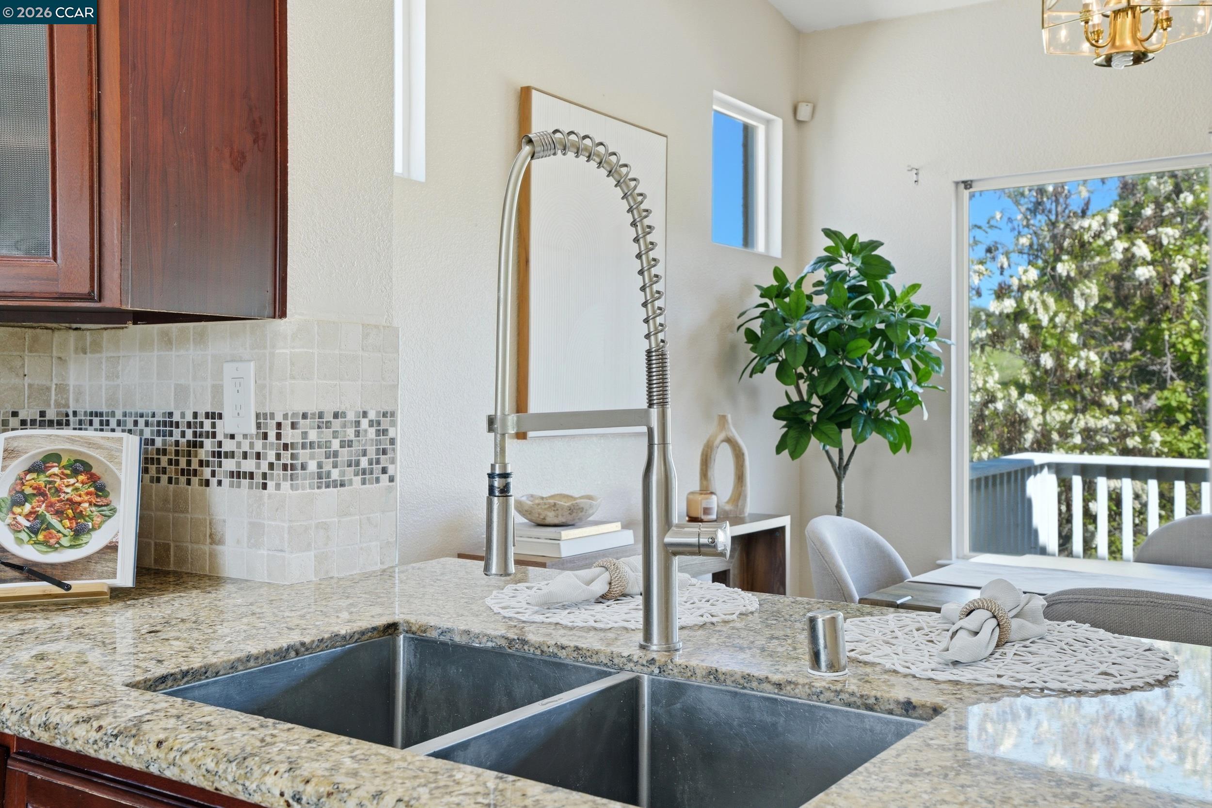Detail Gallery Image 7 of 21 For 5081 Mesa Ridge Dr, Antioch,  CA 94531 - 5 Beds | 2/1 Baths
