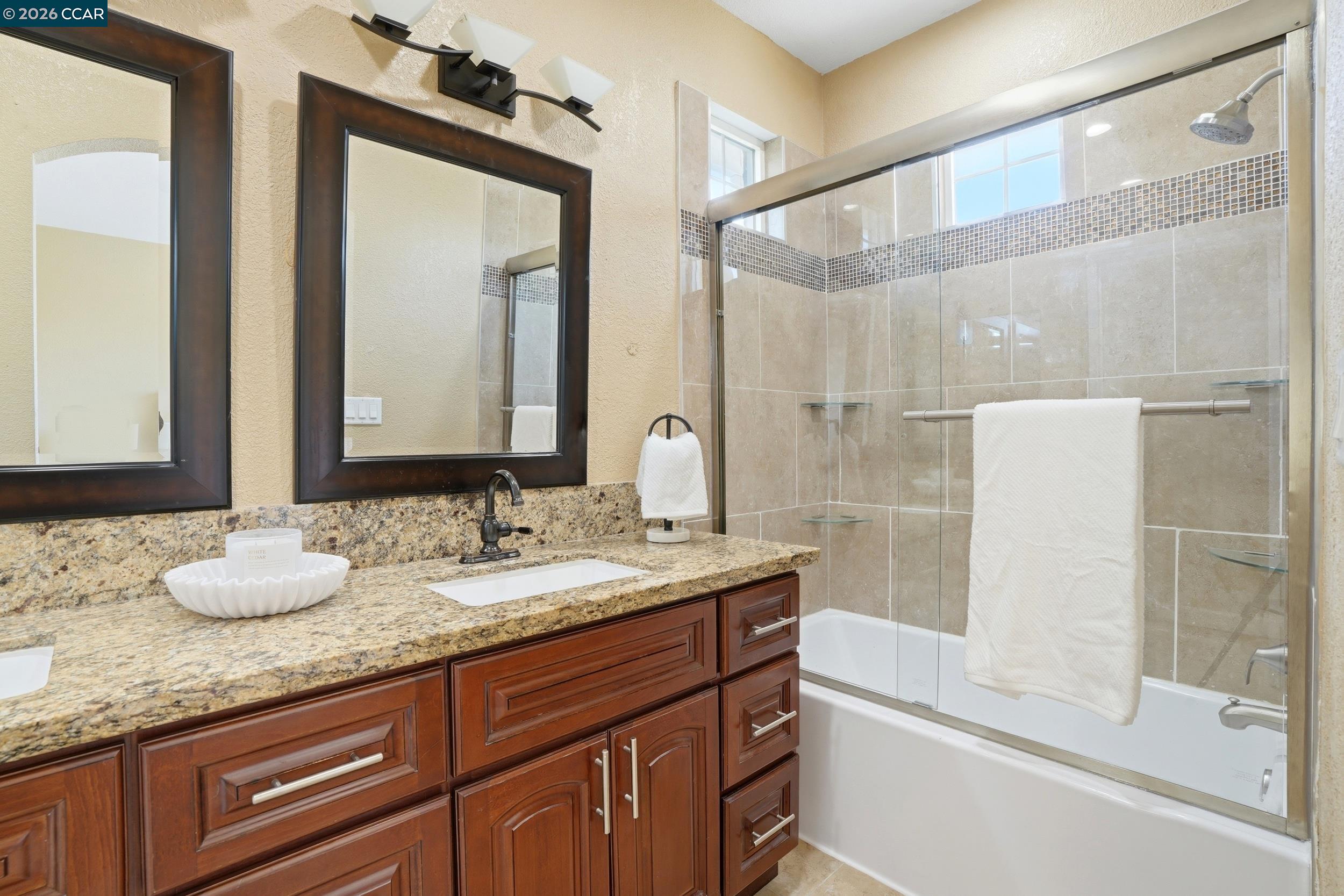 Detail Gallery Image 10 of 21 For 5081 Mesa Ridge Dr, Antioch,  CA 94531 - 5 Beds | 2/1 Baths