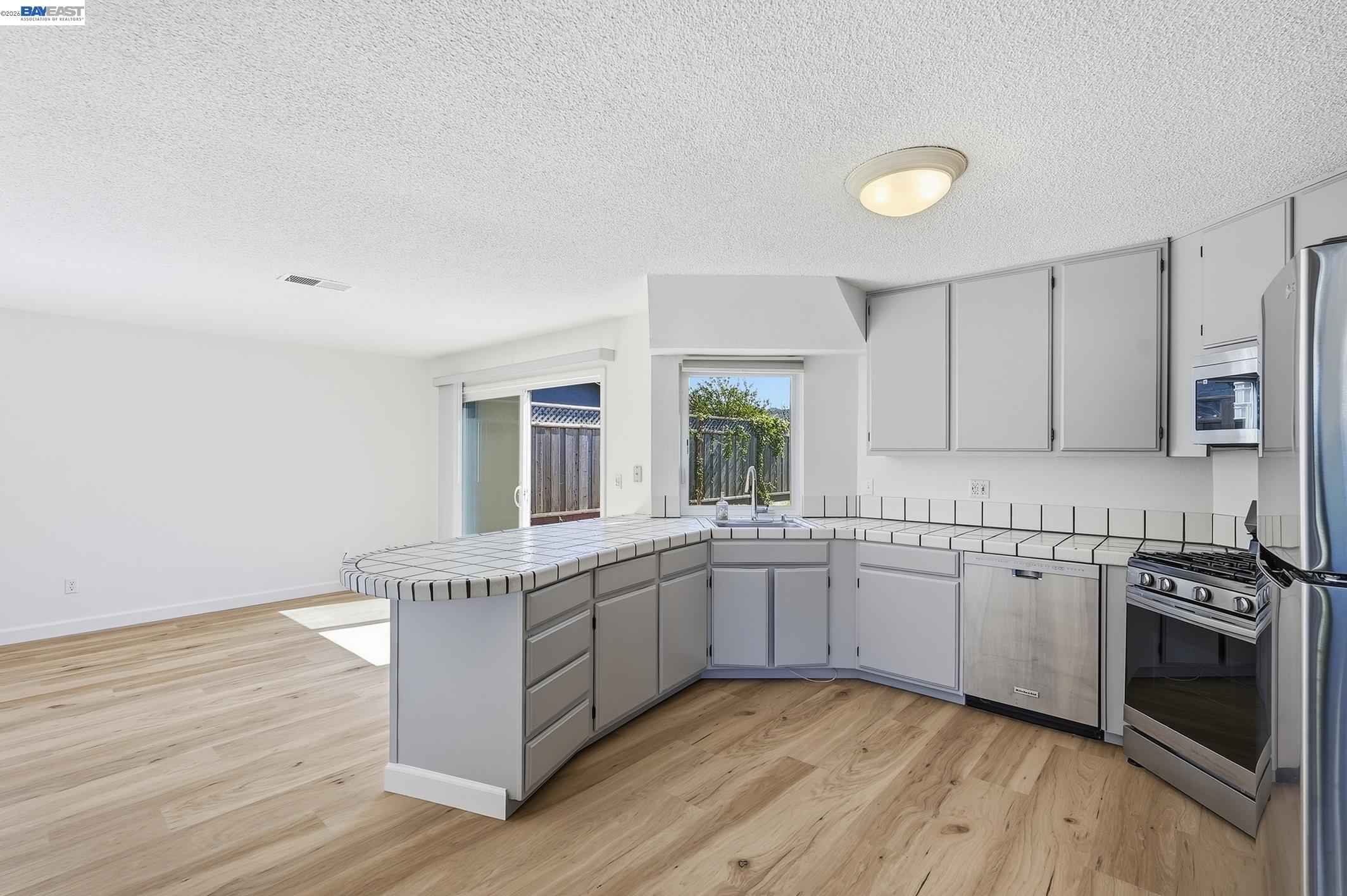 Detail Gallery Image 7 of 30 For 1563 Mizzen, Half Moon Bay,  CA 94019 - 3 Beds | 2 Baths