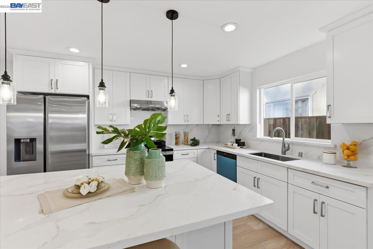 Detail Gallery Image 13 of 46 For 4519 Edwards Ln, Castro Valley,  CA 94546 - 6 Beds | 4/1 Baths