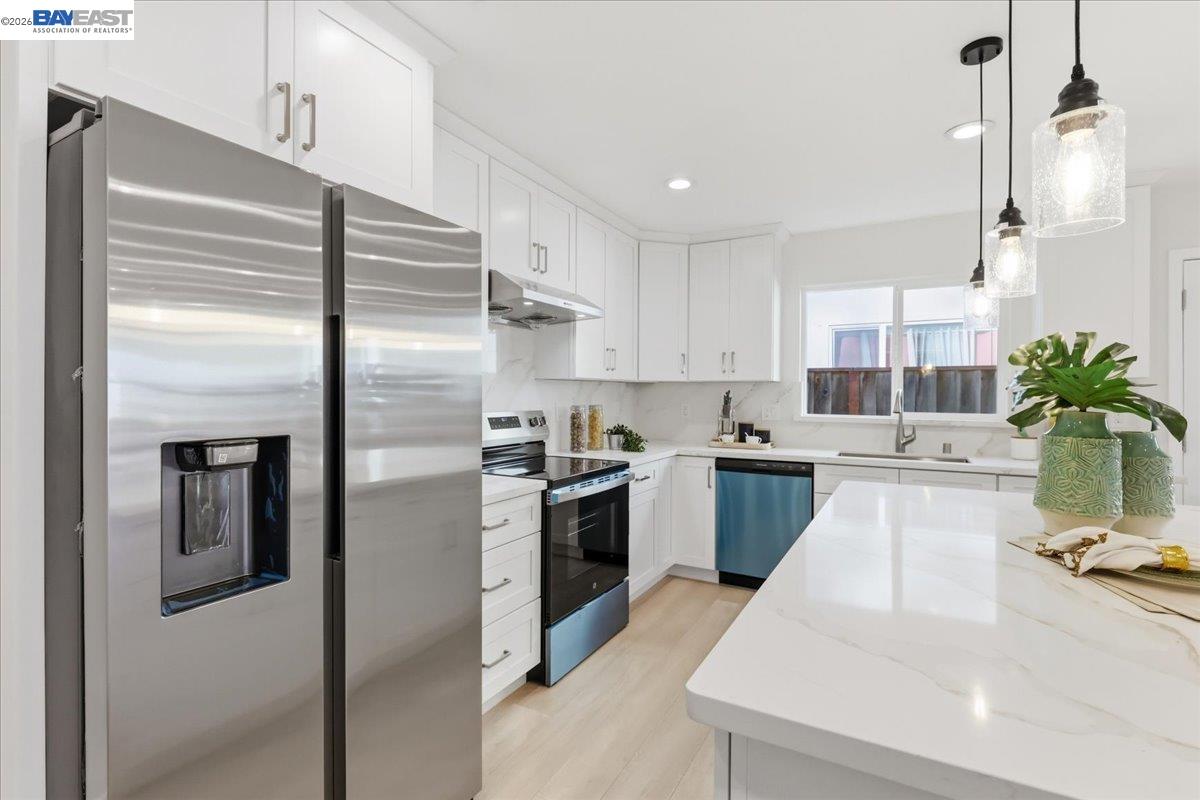 Detail Gallery Image 10 of 46 For 4519 Edwards Ln, Castro Valley,  CA 94546 - 6 Beds | 4/1 Baths