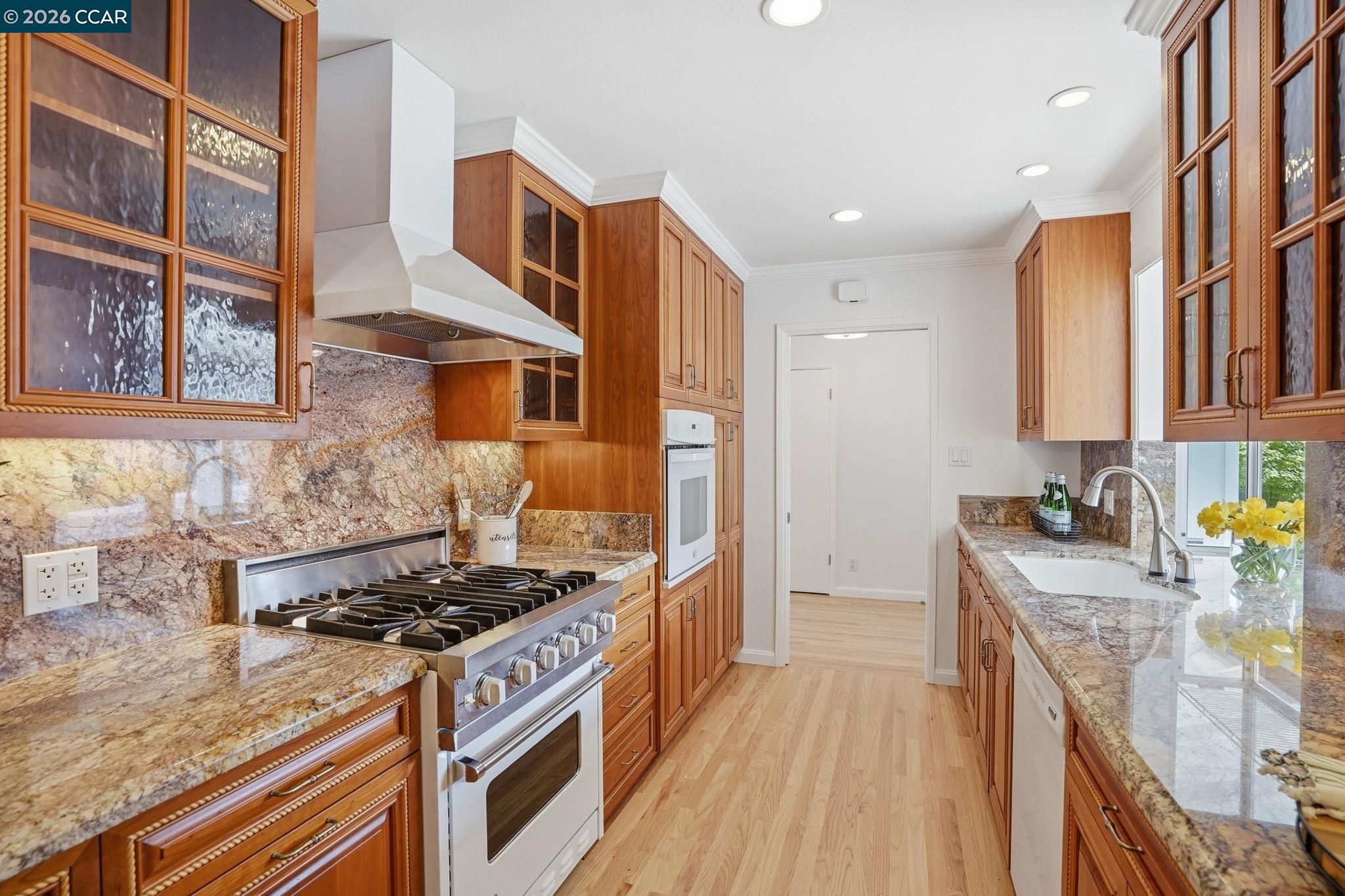 Detail Gallery Image 8 of 42 For 27 Whitehall Dr, Orinda,  CA 94563 - 4 Beds | 3 Baths