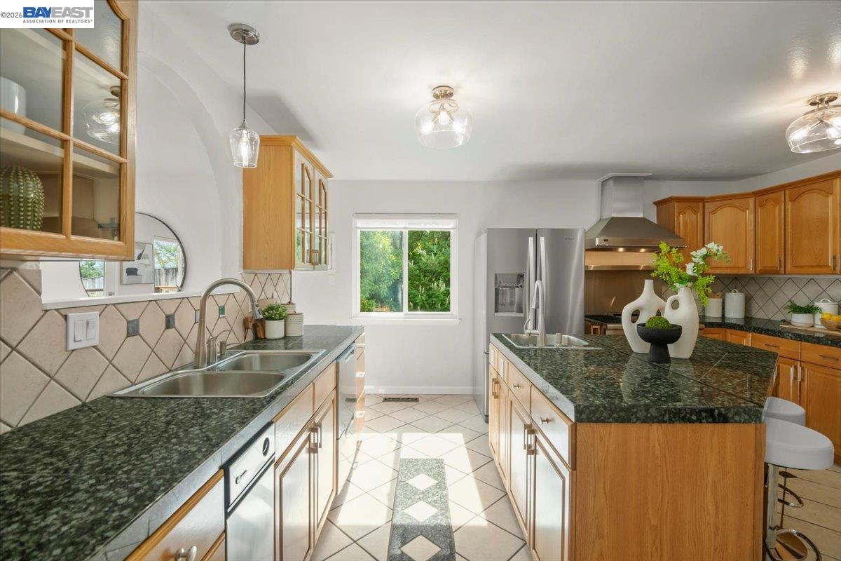 Detail Gallery Image 13 of 36 For 657 Byrdee Way, Lafayette,  CA 94549 - 5 Beds | 3 Baths