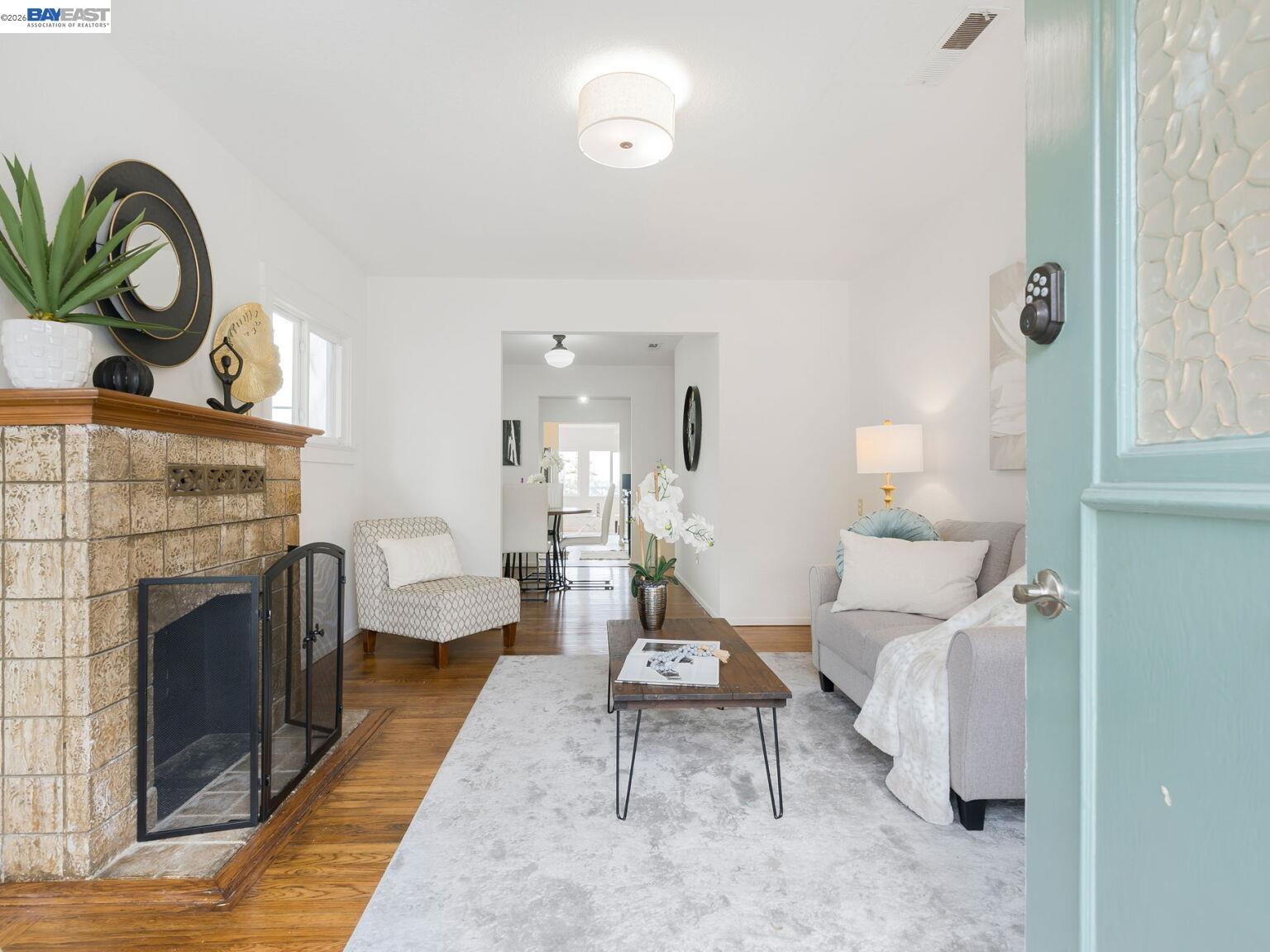 Detail Gallery Image 11 of 60 For 812 Washington Ave, Albany,  CA 94706 - 4 Beds | 2/1 Baths