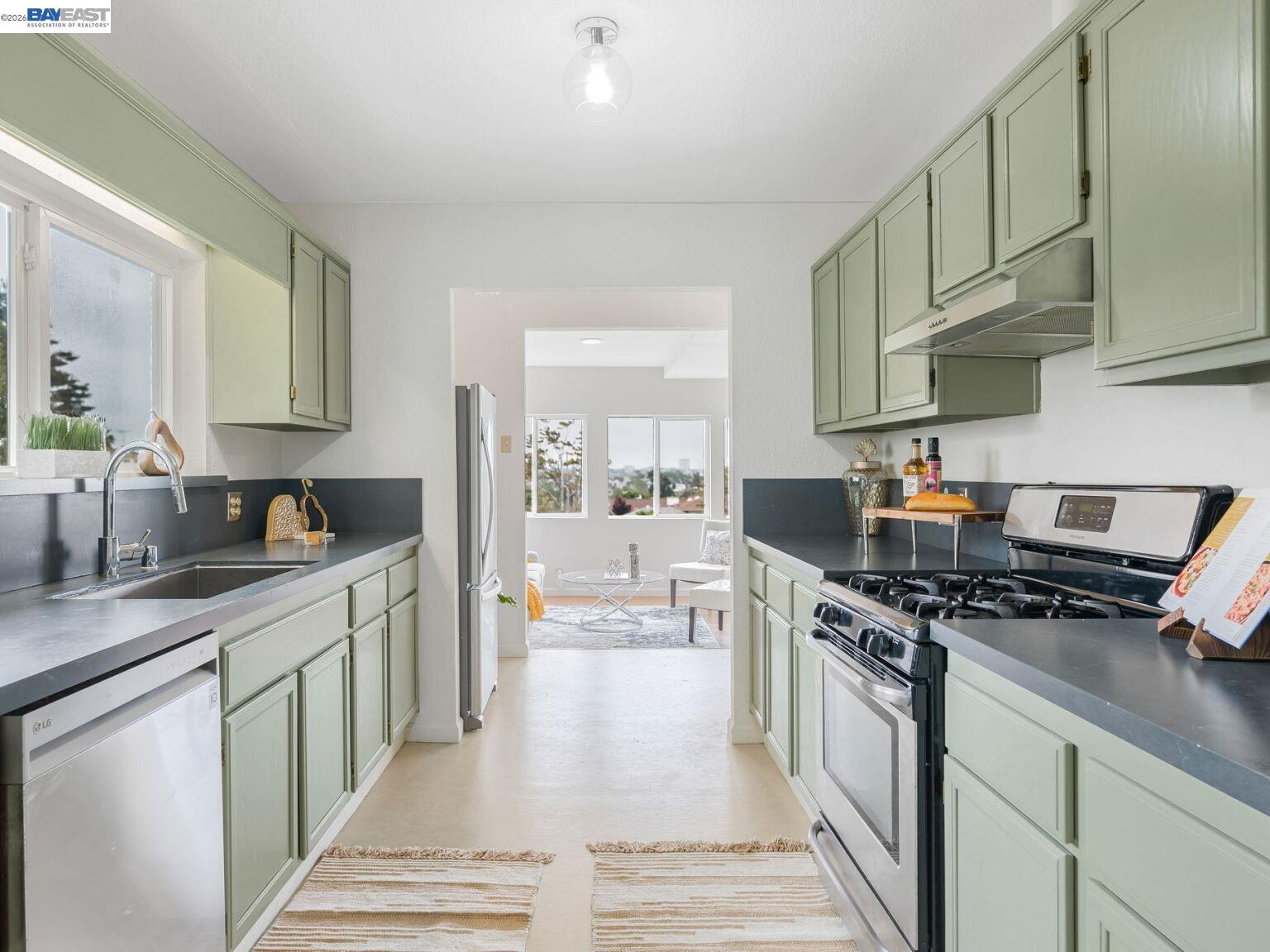 Detail Gallery Image 23 of 60 For 812 Washington Ave, Albany,  CA 94706 - 4 Beds | 2/1 Baths