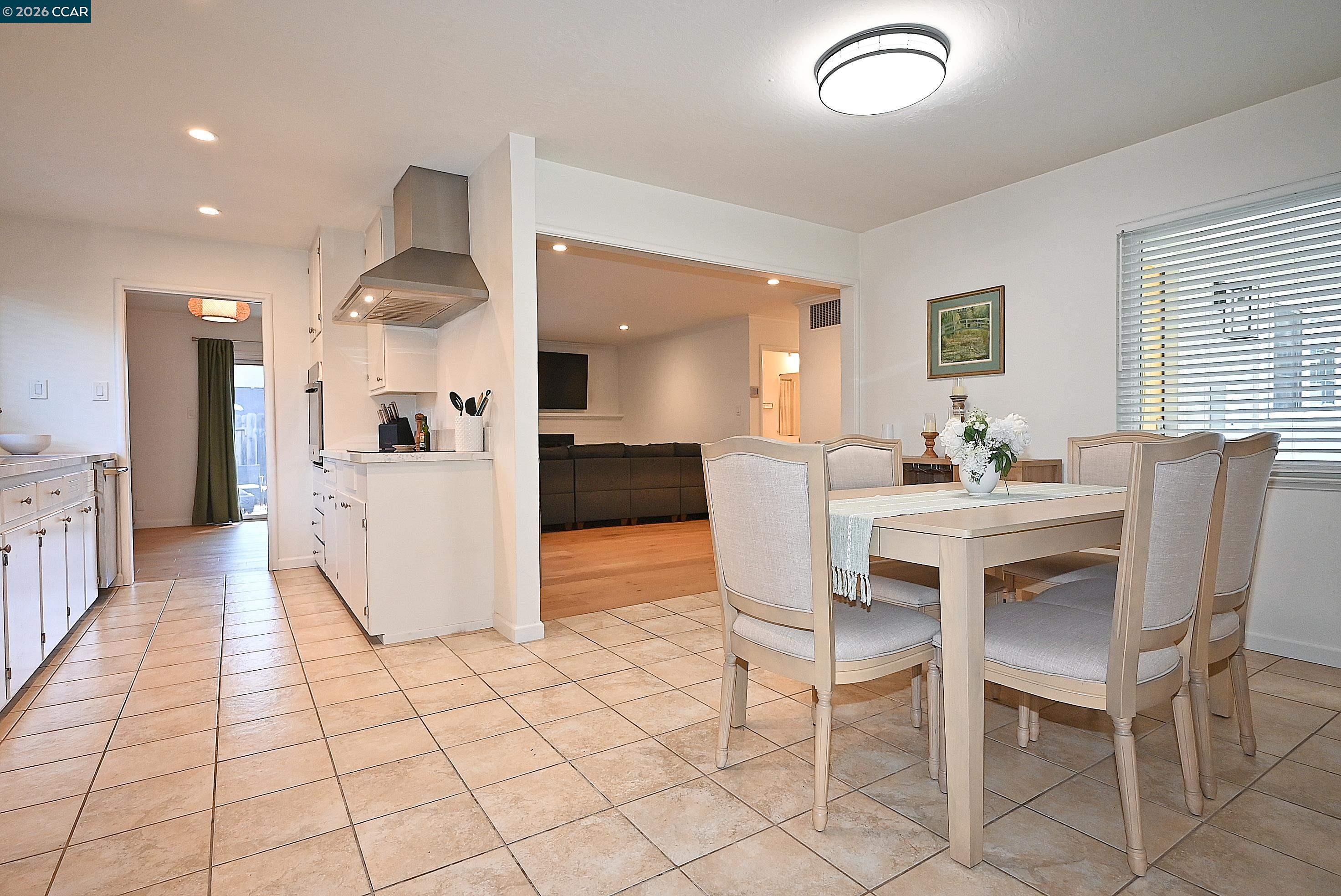 Detail Gallery Image 5 of 32 For 1156 Carey Dr, Concord,  CA 94520 - 3 Beds | 2 Baths