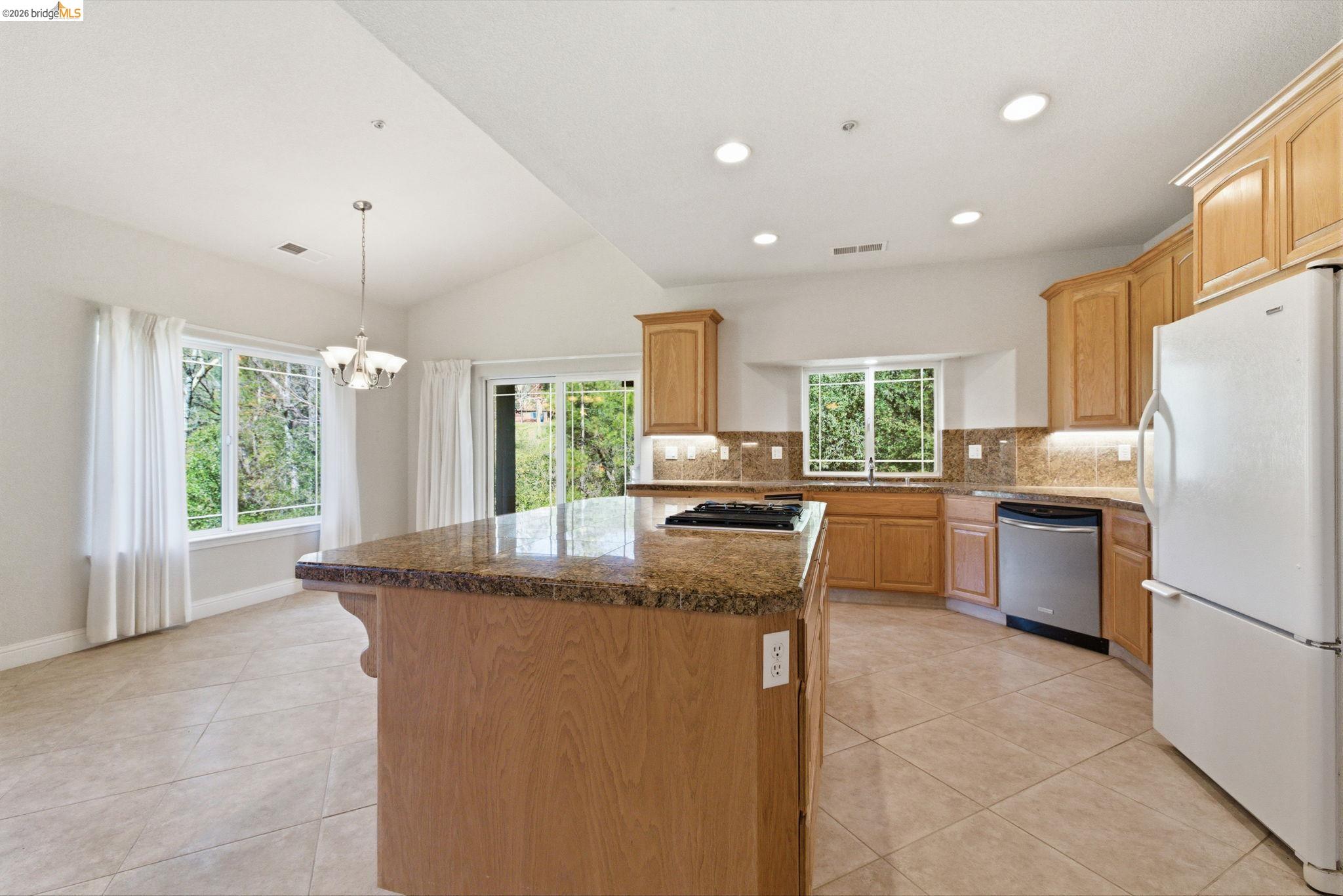 Detail Gallery Image 10 of 43 For 20245 Tuolumne Rd North, Tuolumne,  CA 95379 - 3 Beds | 3 Baths