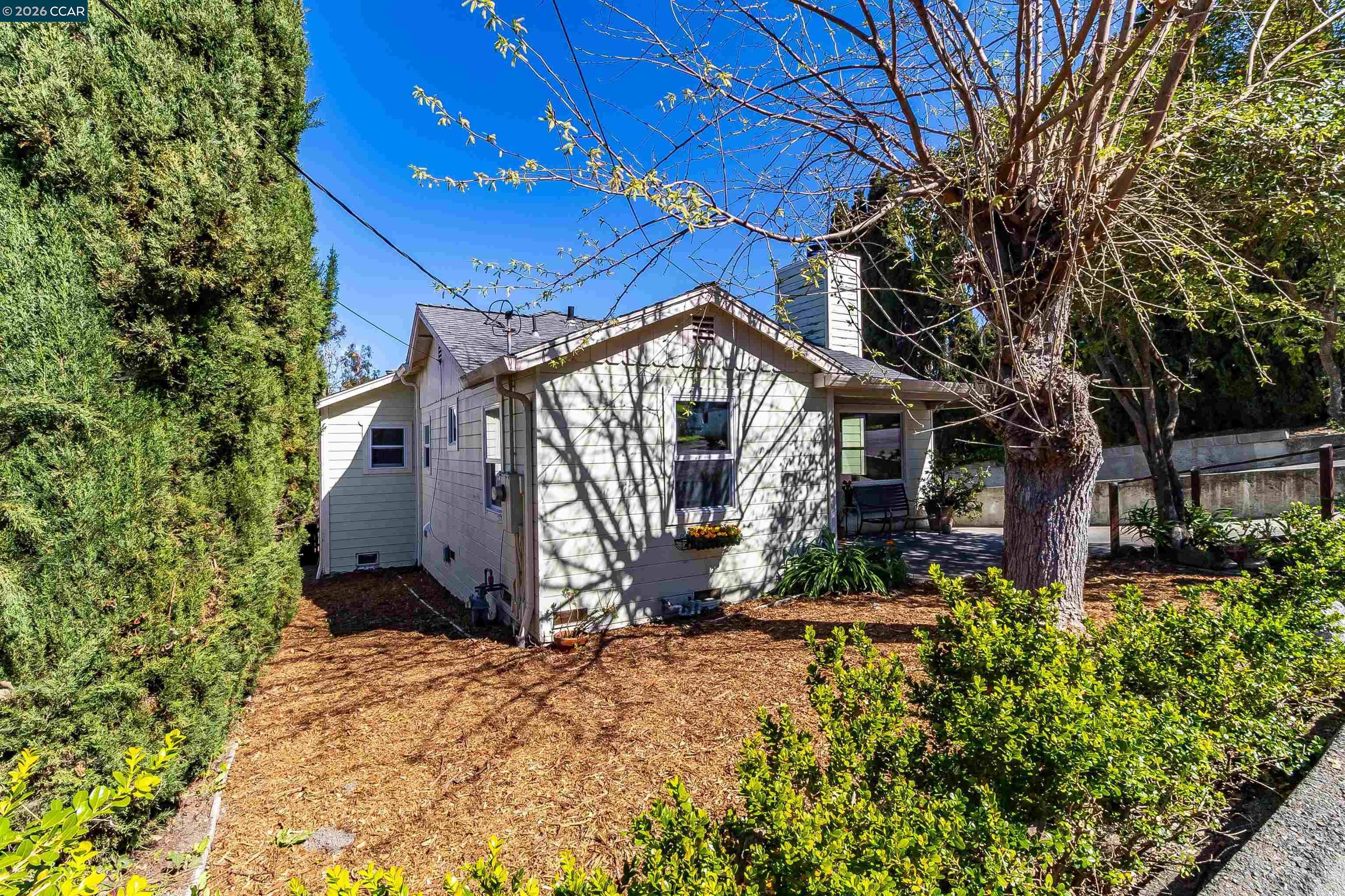 Detail Gallery Image 4 of 54 For 5264 Sunset Dr, El Sobrante,  CA 94803 - 4 Beds | 3 Baths