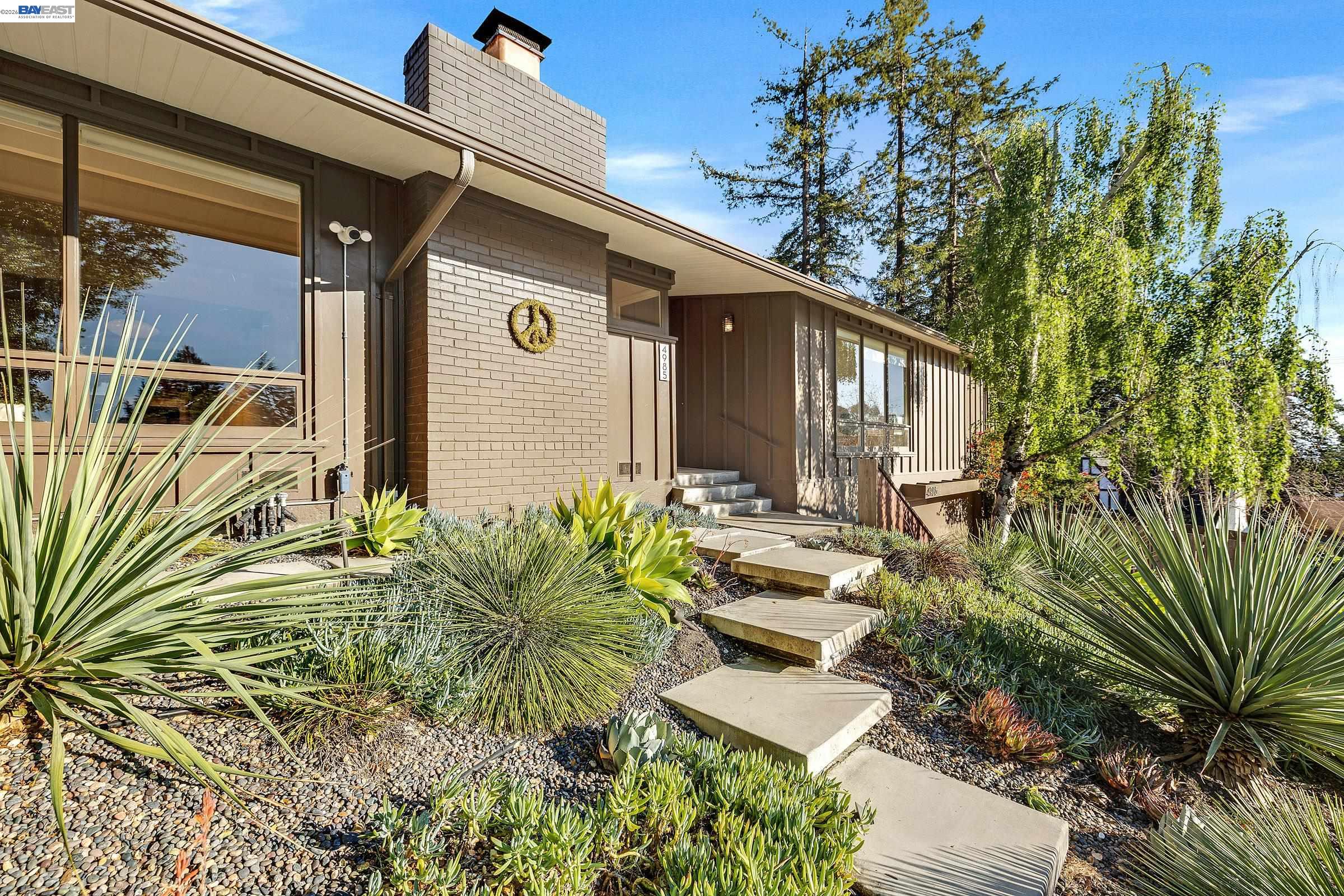 Detail Gallery Image 2 of 32 For 4985 Hedge Ln, Oakland,  CA 94602 - 3 Beds | 2 Baths