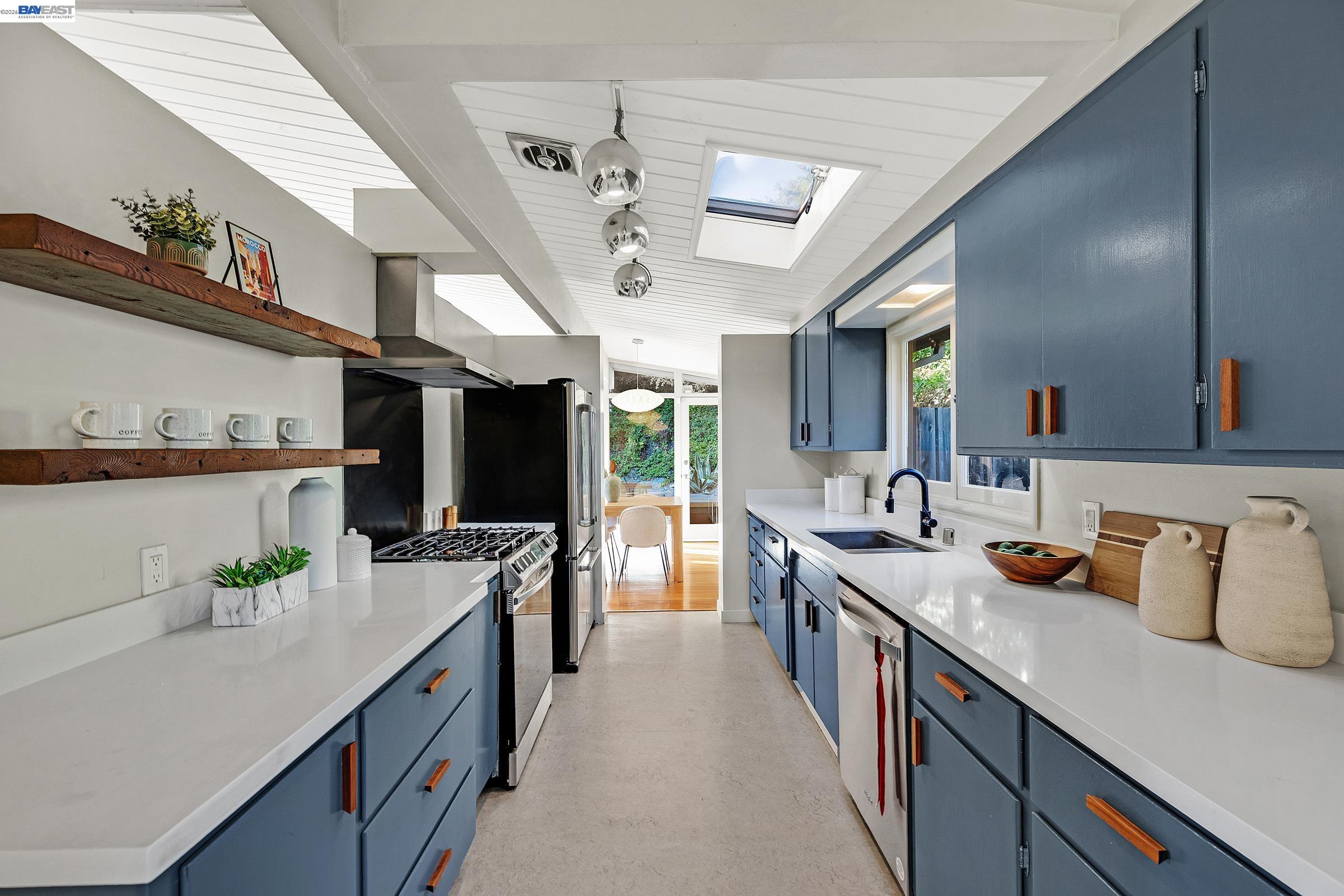 Detail Gallery Image 11 of 32 For 4985 Hedge Ln, Oakland,  CA 94602 - 3 Beds | 2 Baths