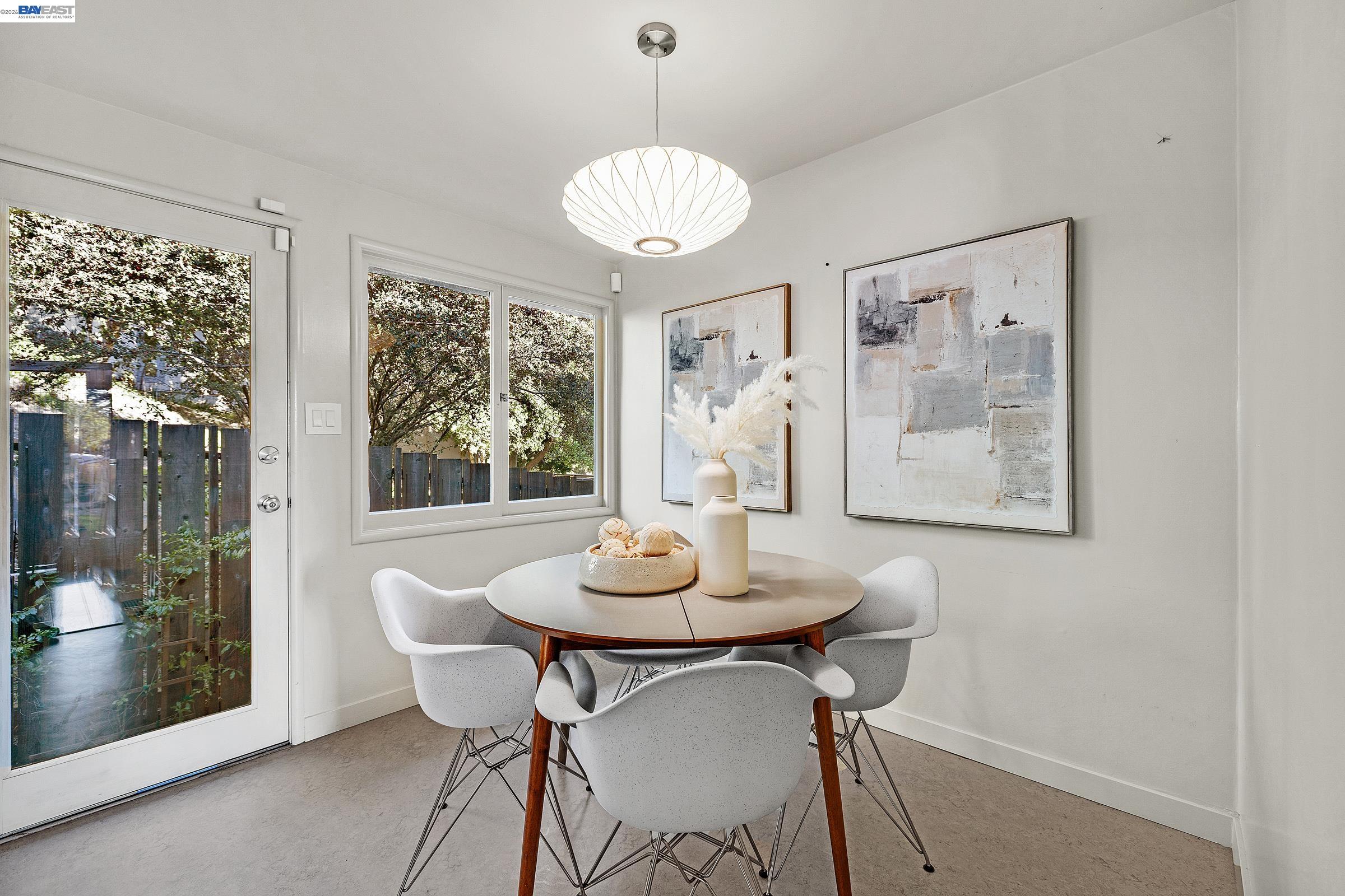 Detail Gallery Image 12 of 32 For 4985 Hedge Ln, Oakland,  CA 94602 - 3 Beds | 2 Baths