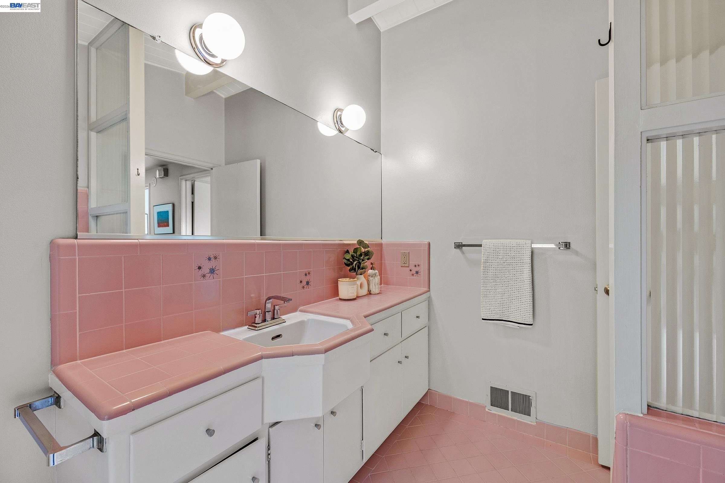 Detail Gallery Image 16 of 32 For 4985 Hedge Ln, Oakland,  CA 94602 - 3 Beds | 2 Baths