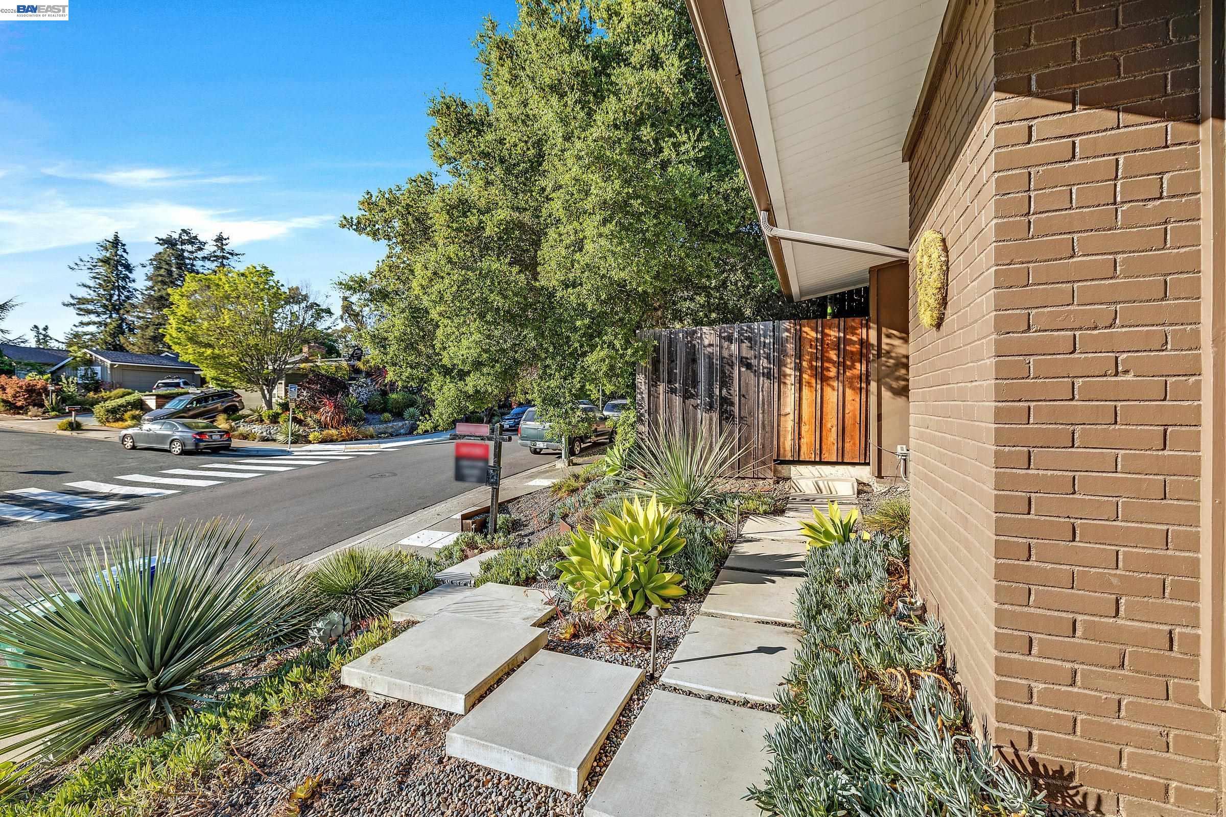 Detail Gallery Image 3 of 32 For 4985 Hedge Ln, Oakland,  CA 94602 - 3 Beds | 2 Baths