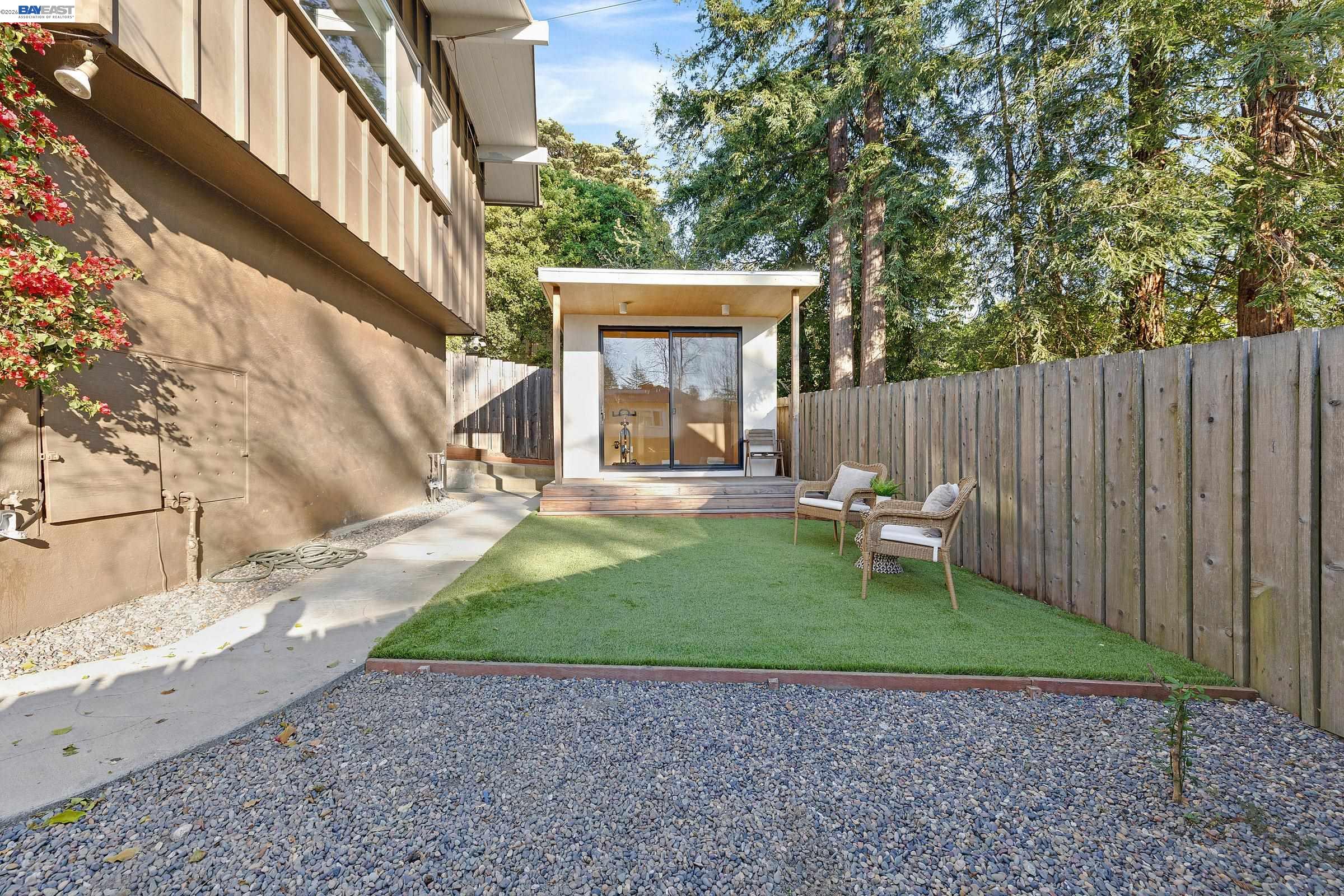 Detail Gallery Image 24 of 32 For 4985 Hedge Ln, Oakland,  CA 94602 - 3 Beds | 2 Baths