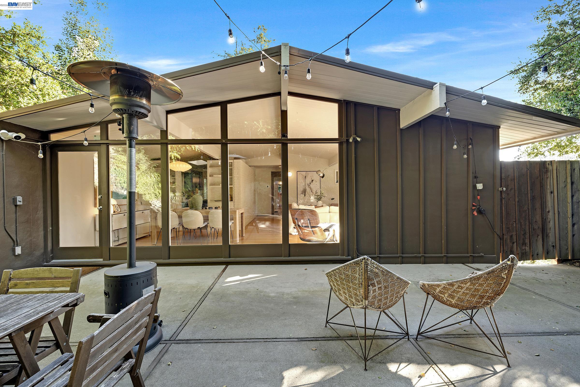 Detail Gallery Image 27 of 32 For 4985 Hedge Ln, Oakland,  CA 94602 - 3 Beds | 2 Baths