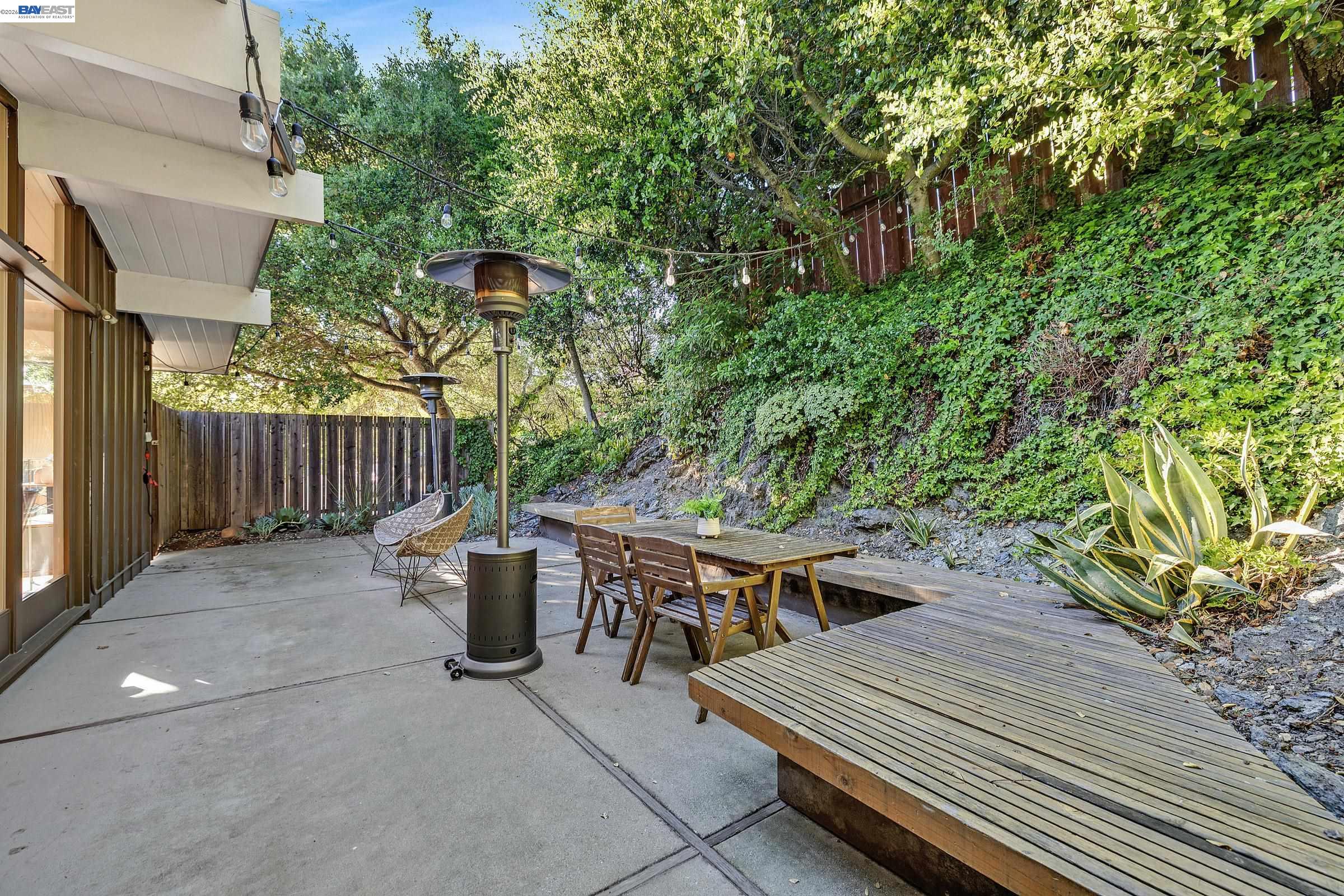 Detail Gallery Image 28 of 32 For 4985 Hedge Ln, Oakland,  CA 94602 - 3 Beds | 2 Baths