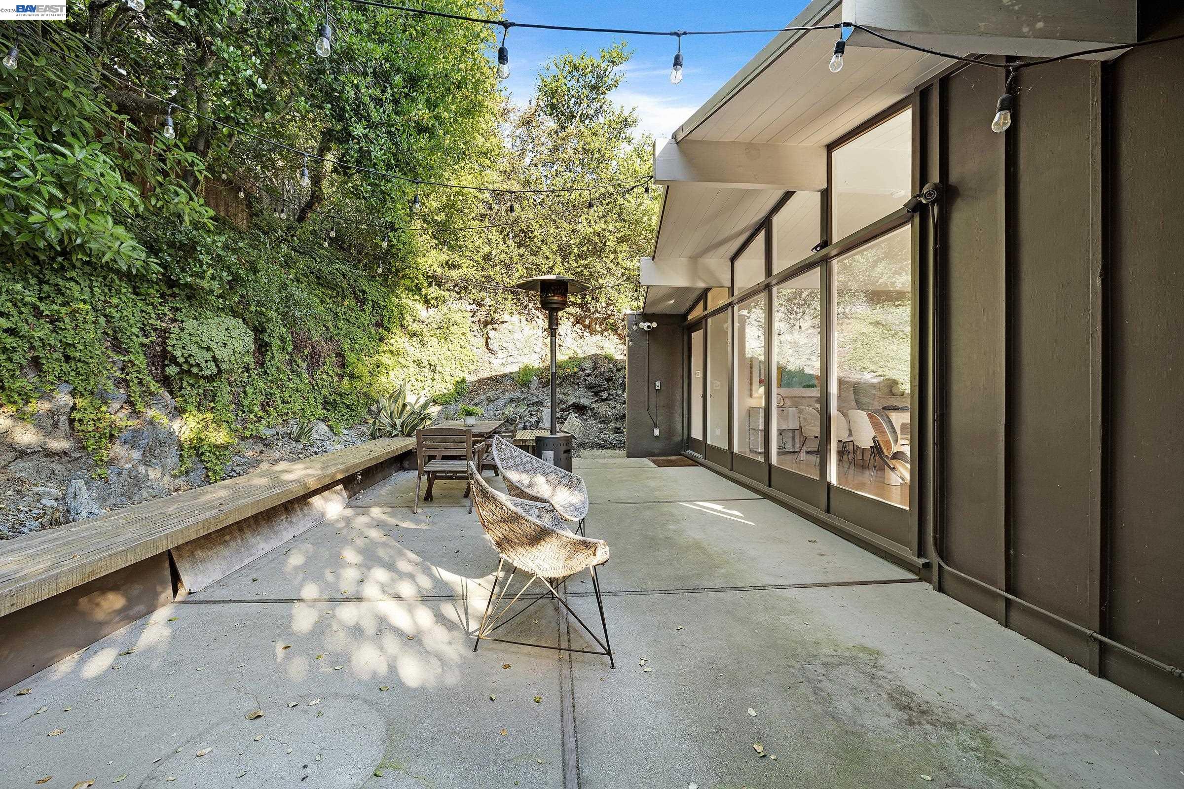 Detail Gallery Image 29 of 32 For 4985 Hedge Ln, Oakland,  CA 94602 - 3 Beds | 2 Baths