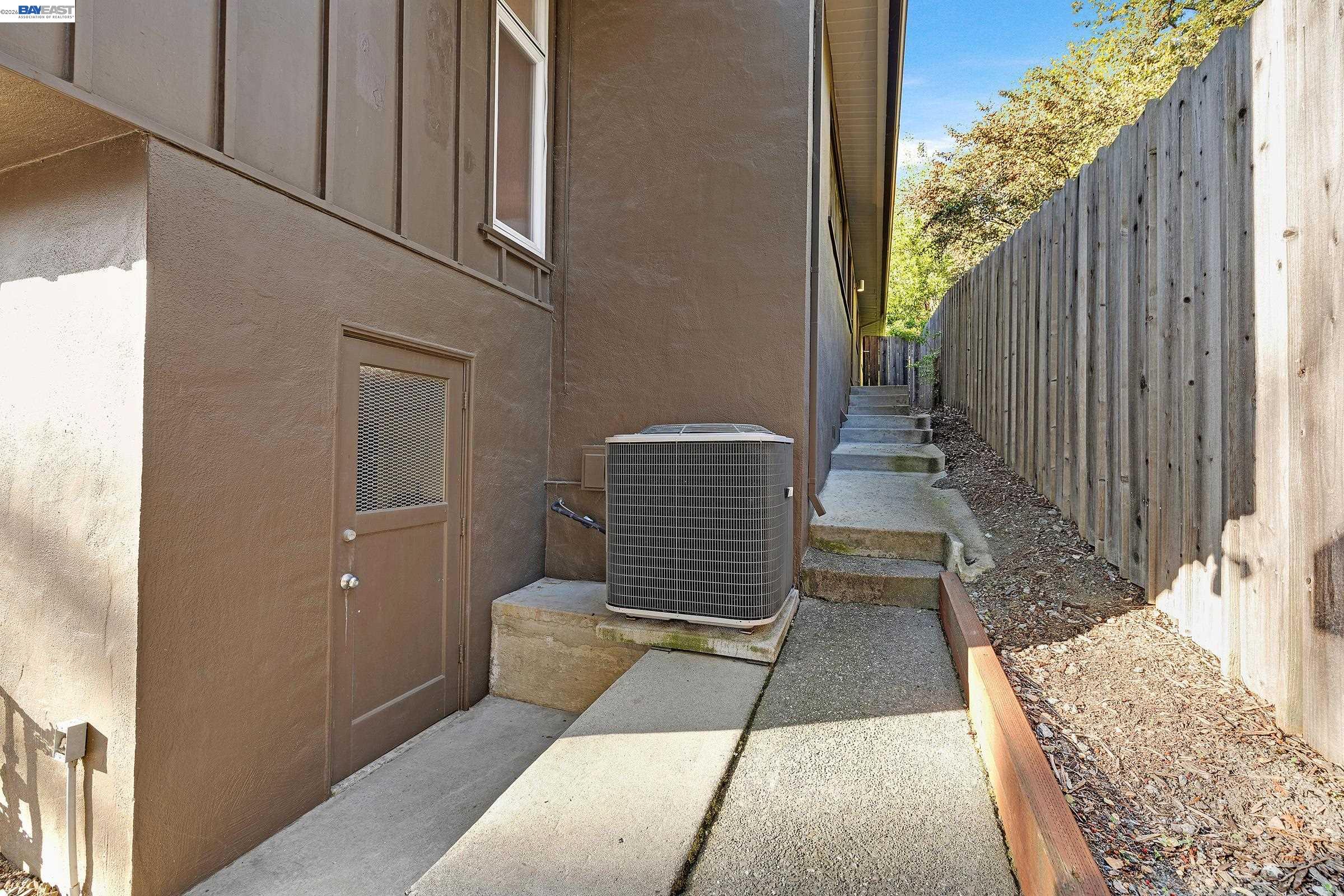 Detail Gallery Image 30 of 32 For 4985 Hedge Ln, Oakland,  CA 94602 - 3 Beds | 2 Baths