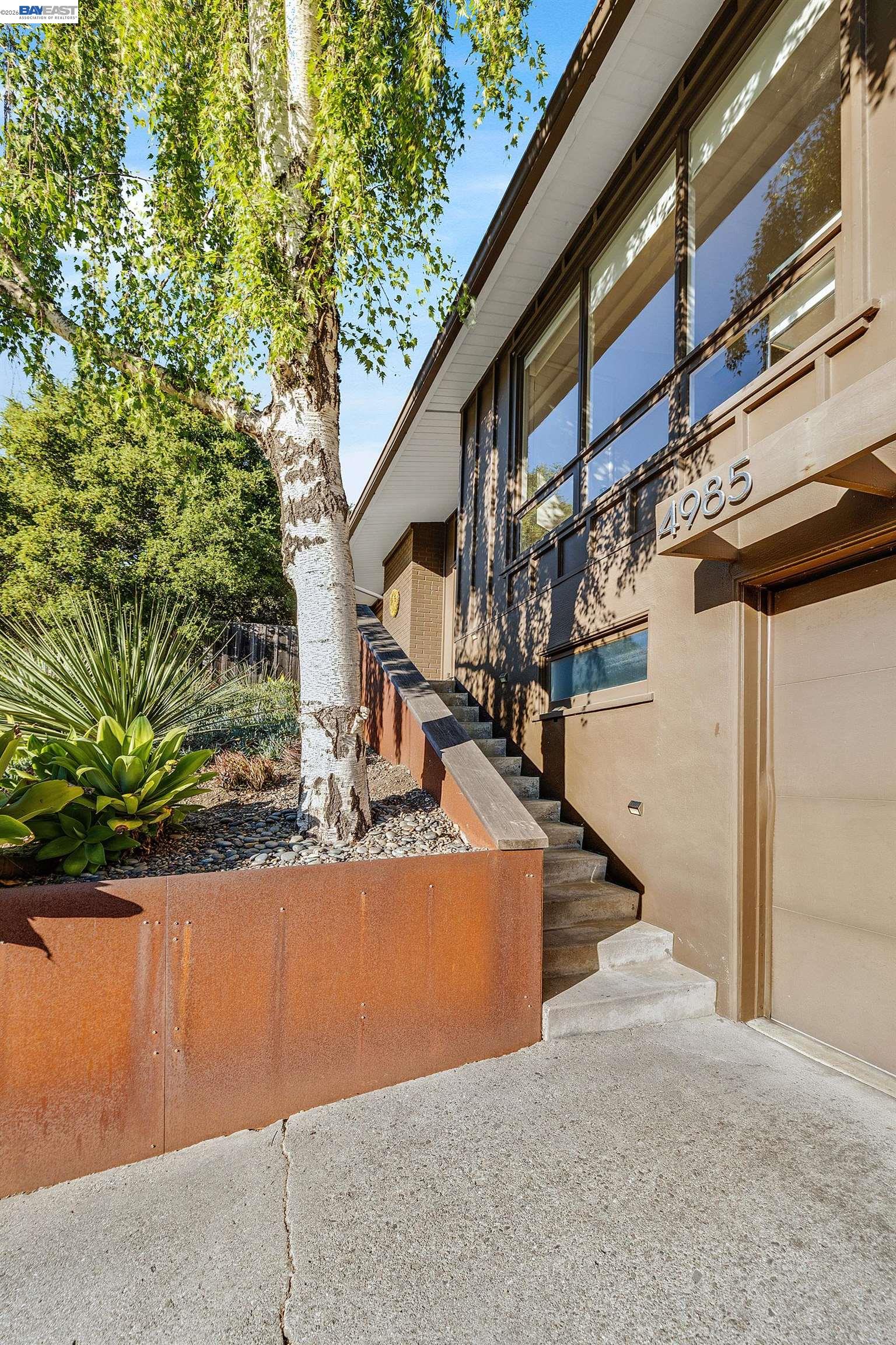 Detail Gallery Image 4 of 32 For 4985 Hedge Ln, Oakland,  CA 94602 - 3 Beds | 2 Baths