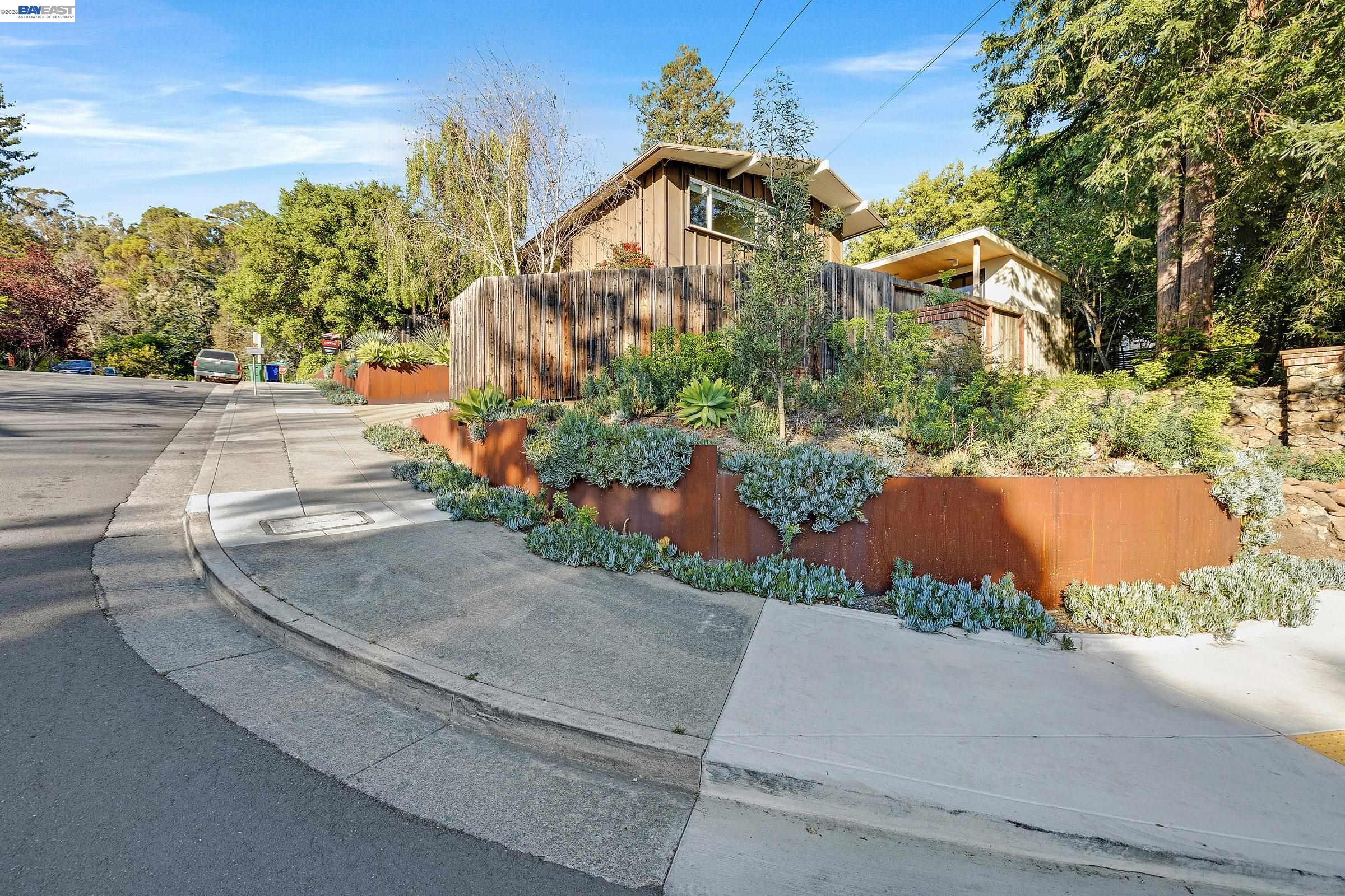 Detail Gallery Image 31 of 32 For 4985 Hedge Ln, Oakland,  CA 94602 - 3 Beds | 2 Baths