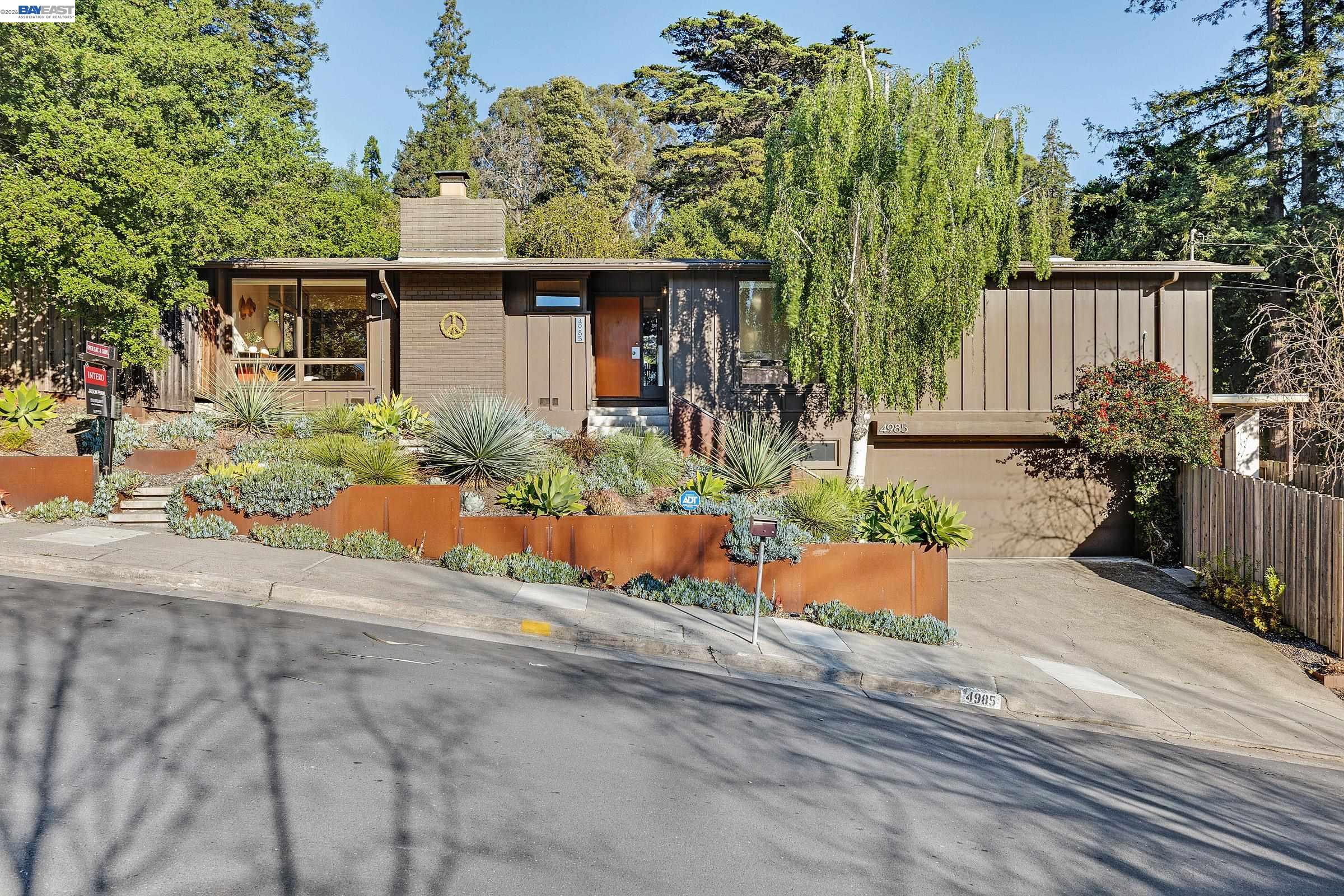 Detail Gallery Image 32 of 32 For 4985 Hedge Ln, Oakland,  CA 94602 - 3 Beds | 2 Baths