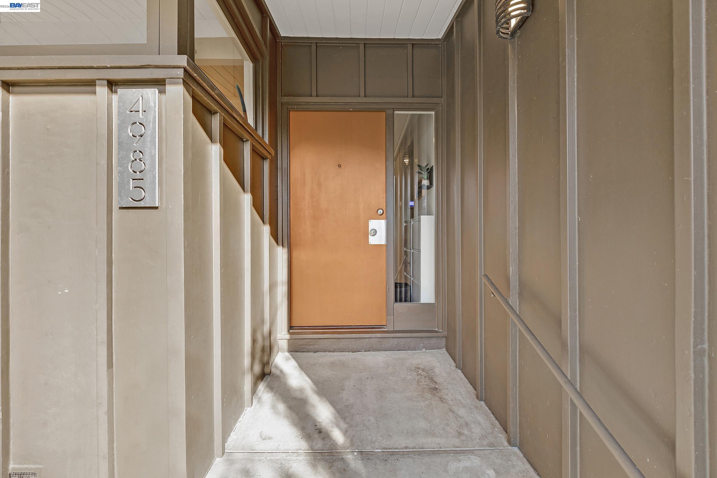 Detail Gallery Image 5 of 32 For 4985 Hedge Ln, Oakland,  CA 94602 - 3 Beds | 2 Baths