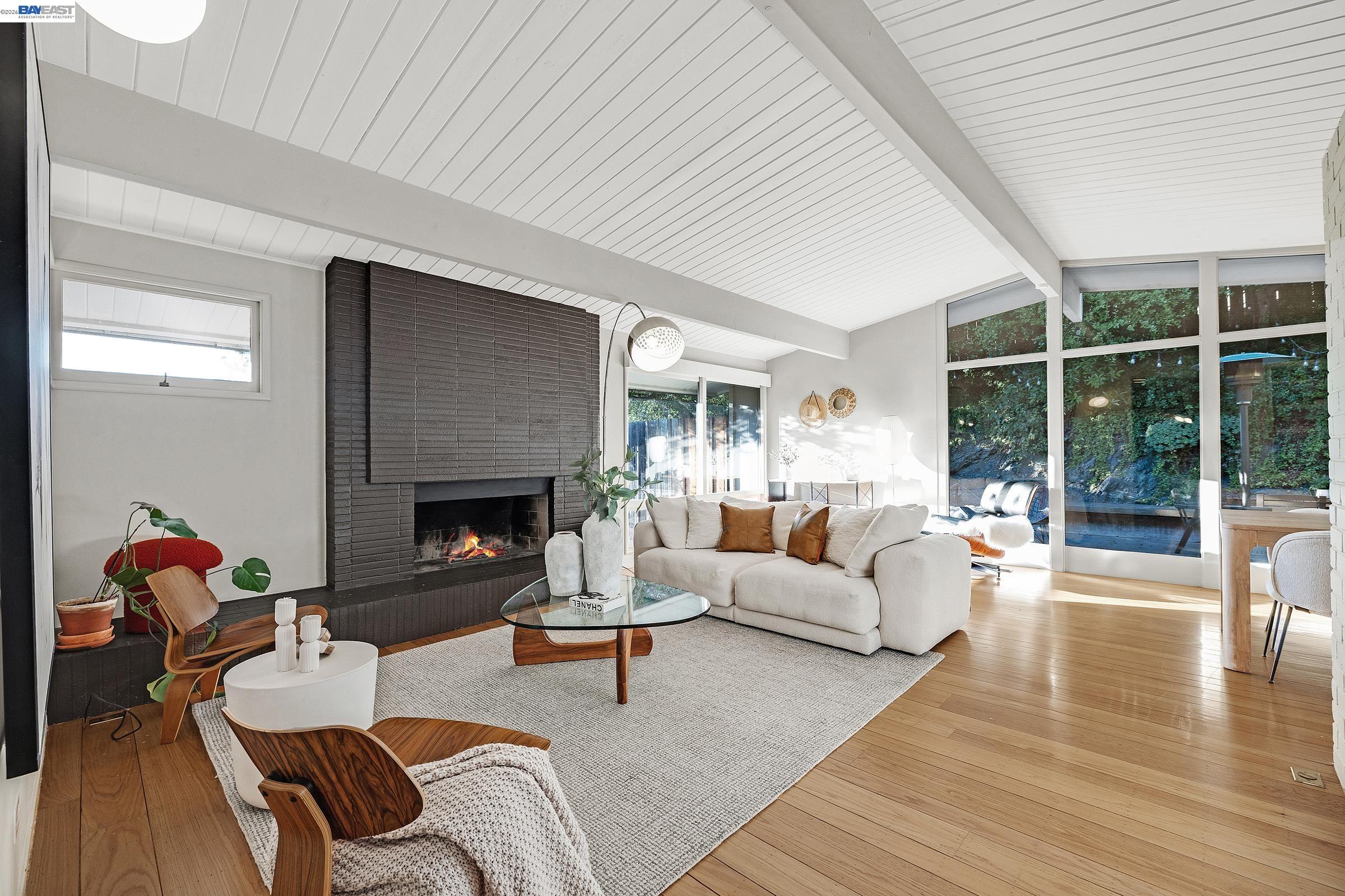 Detail Gallery Image 7 of 32 For 4985 Hedge Ln, Oakland,  CA 94602 - 3 Beds | 2 Baths