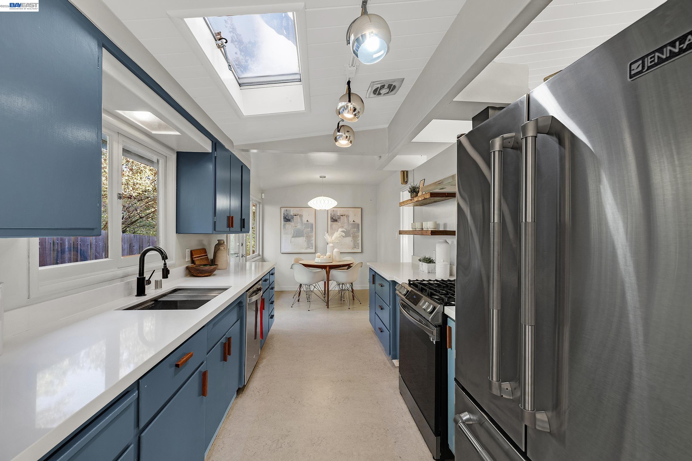 Detail Gallery Image 10 of 32 For 4985 Hedge Ln, Oakland,  CA 94602 - 3 Beds | 2 Baths