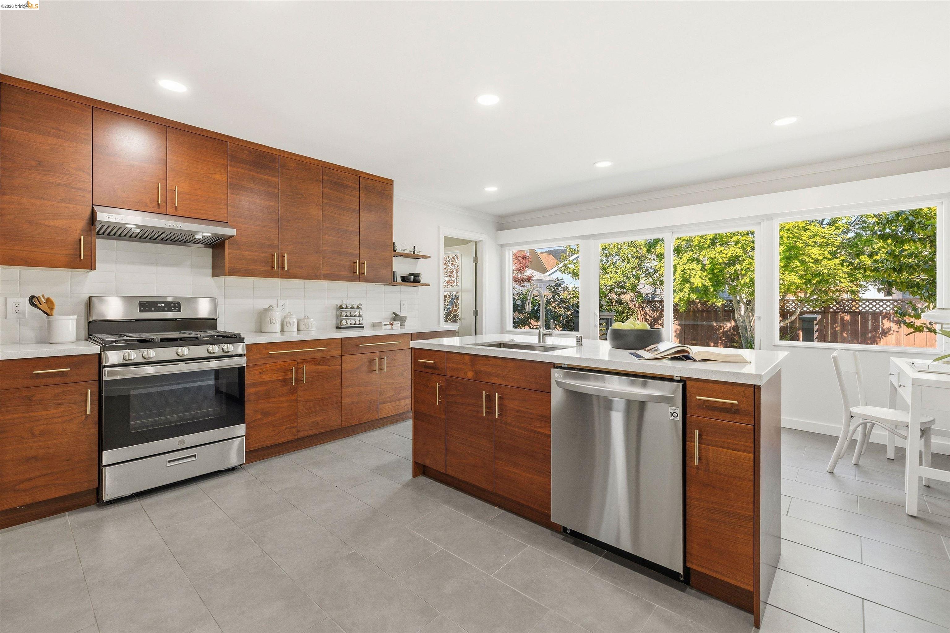 Detail Gallery Image 22 of 60 For 4484 Tulip Ave, Oakland,  CA 94619 - 3 Beds | 2 Baths