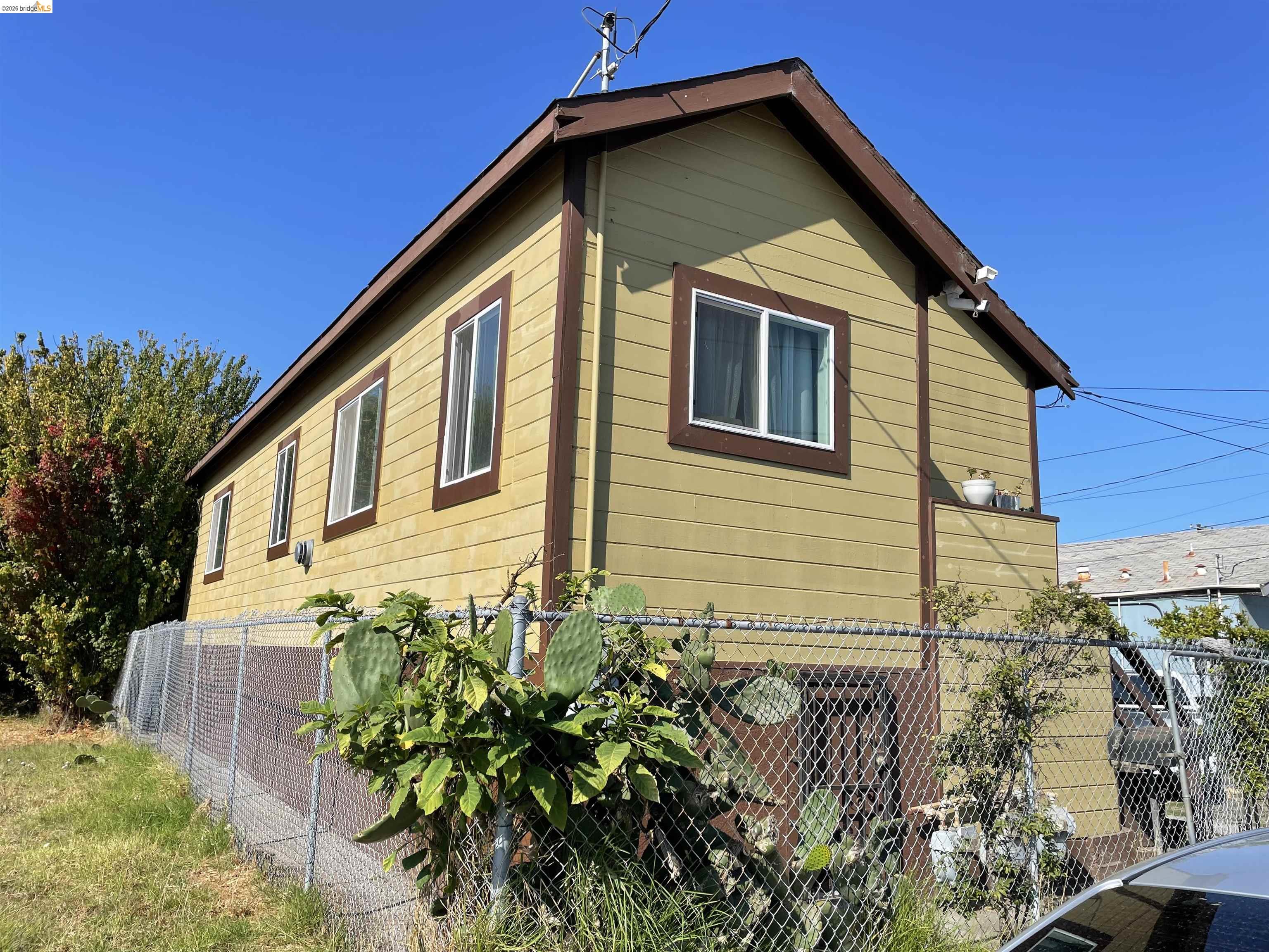 Detail Gallery Image 2 of 15 For 381a, 381b S 34th St, Richmond,  CA 94804 - – Beds | – Baths