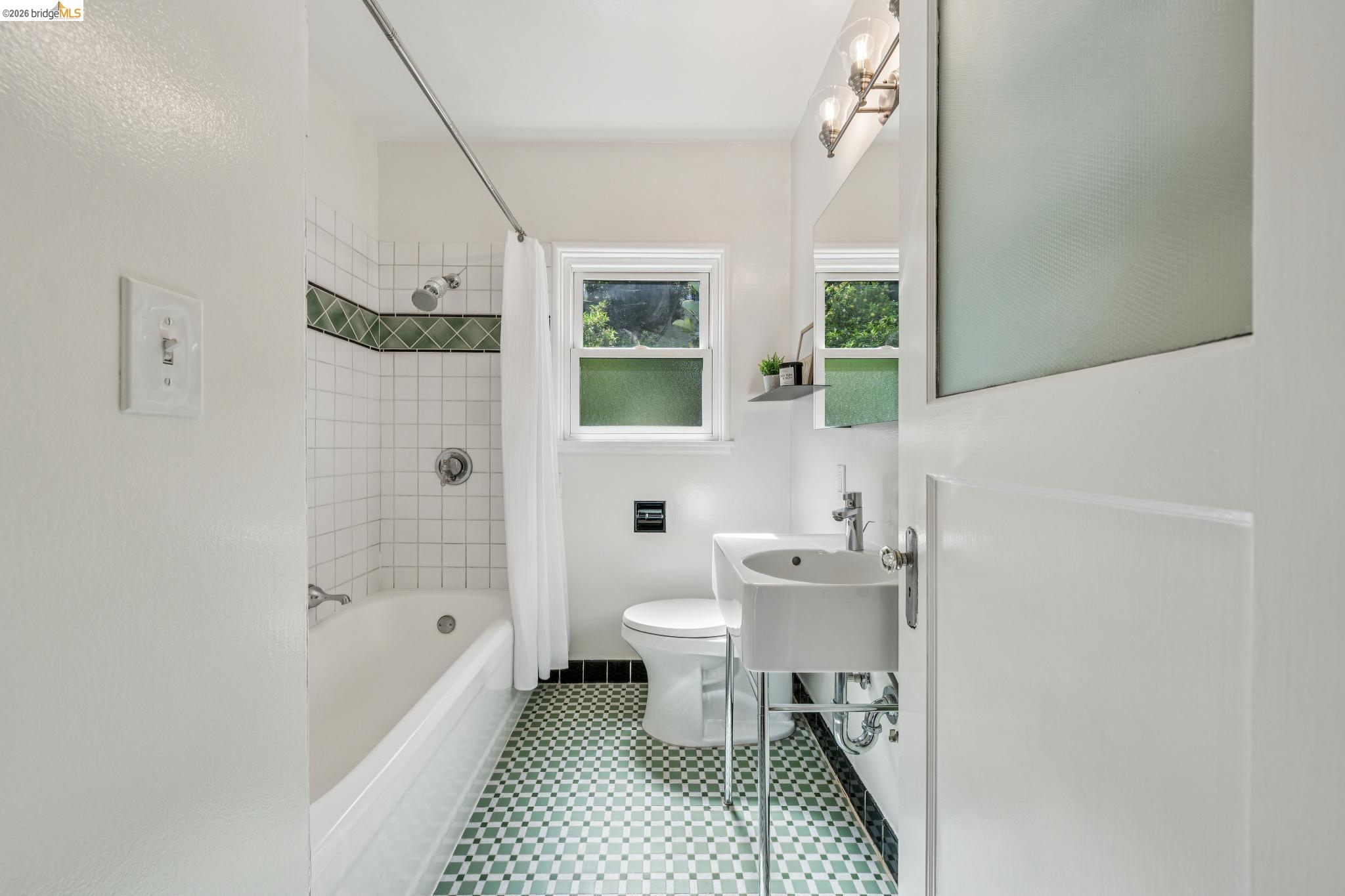 Detail Gallery Image 23 of 60 For 2306 Ivy Dr, Oakland,  CA 94606 - – Beds | – Baths