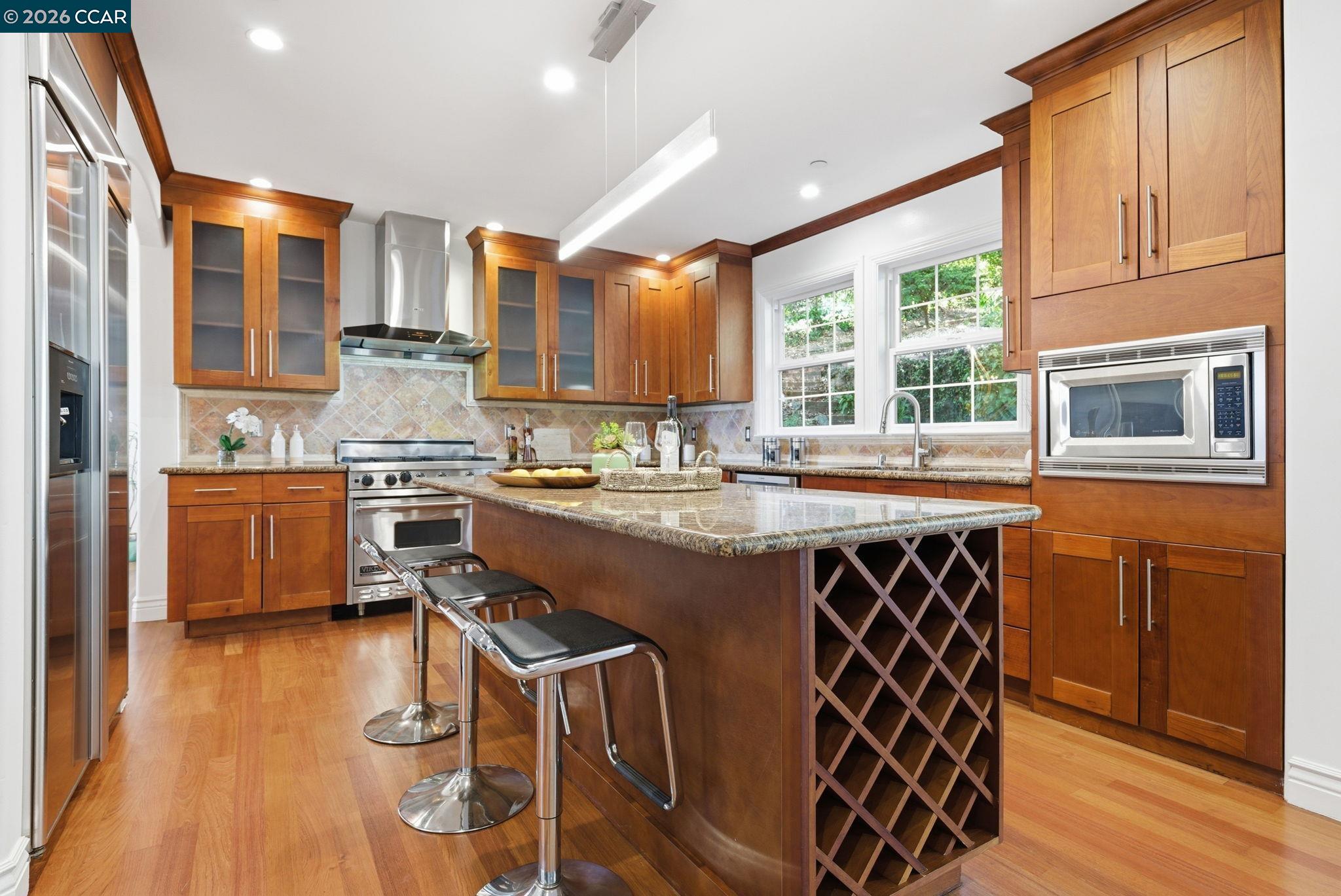 Detail Gallery Image 22 of 59 For 8 Millbrae Cir, Millbrae,  CA 94030 - 4 Beds | 3/1 Baths