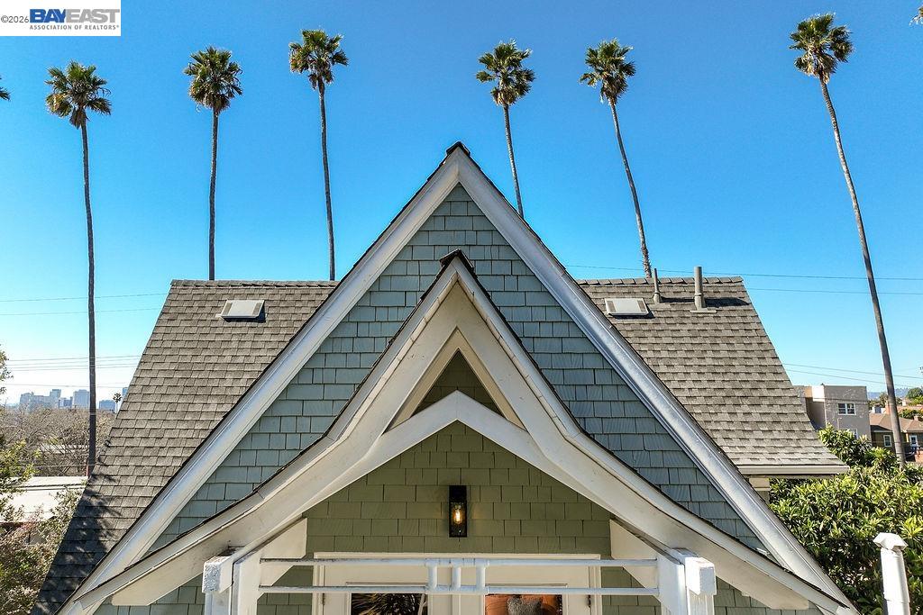 Detail Gallery Image 2 of 45 For 2420 9th Ave, Oakland,  CA 94606 - 4 Beds | 2/1 Baths