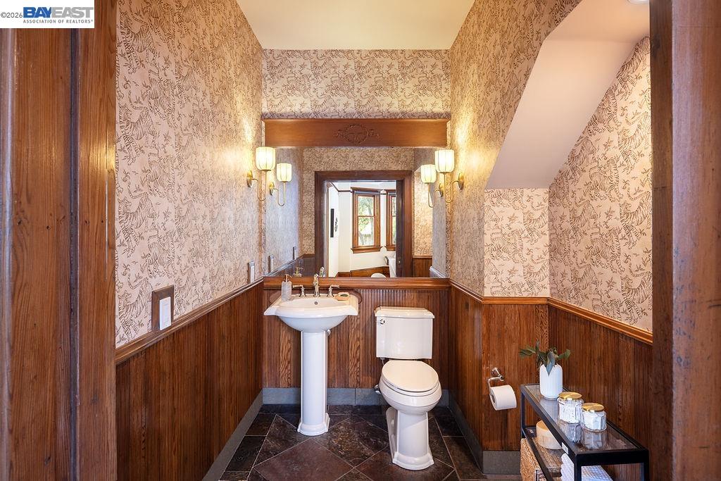 Detail Gallery Image 12 of 45 For 2420 9th Ave, Oakland,  CA 94606 - 4 Beds | 2/1 Baths