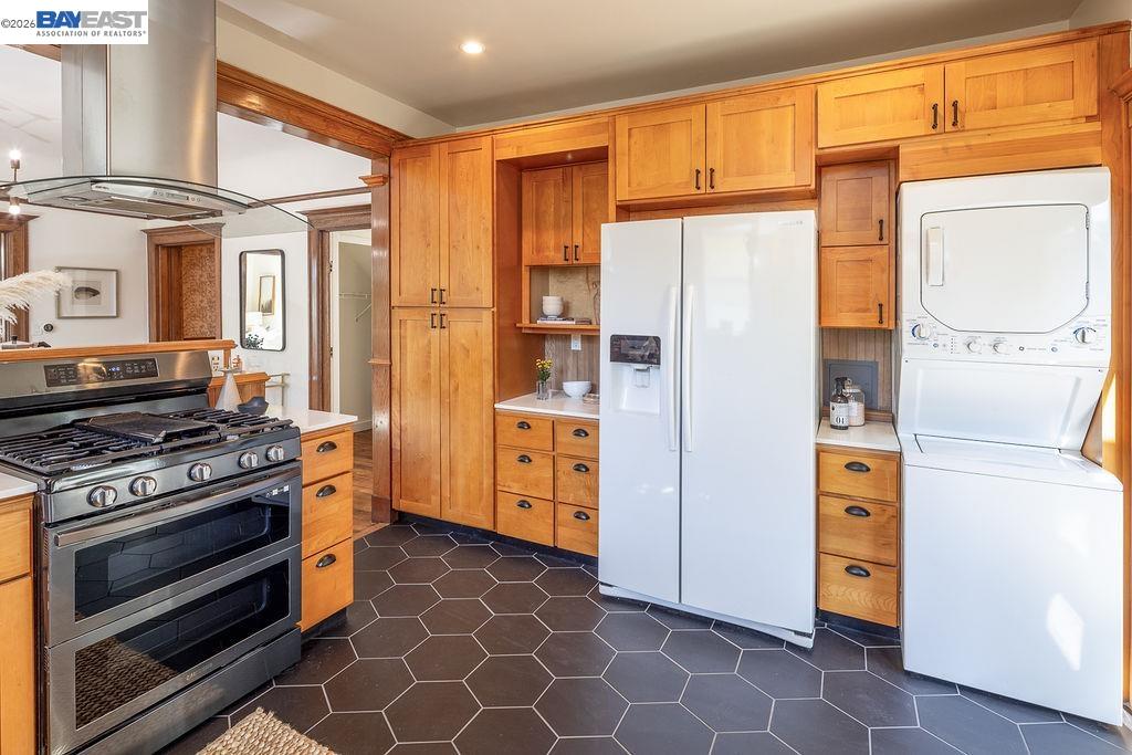 Detail Gallery Image 14 of 45 For 2420 9th Ave, Oakland,  CA 94606 - 4 Beds | 2/1 Baths