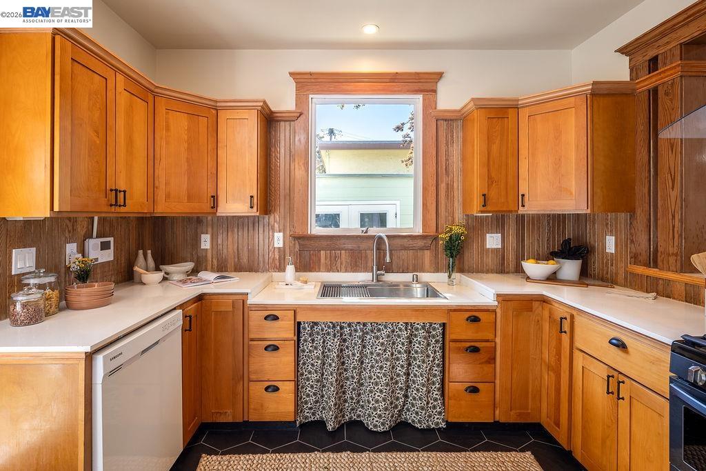 Detail Gallery Image 15 of 45 For 2420 9th Ave, Oakland,  CA 94606 - 4 Beds | 2/1 Baths