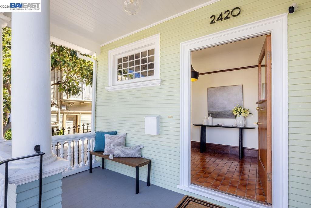 Detail Gallery Image 5 of 45 For 2420 9th Ave, Oakland,  CA 94606 - 4 Beds | 2/1 Baths