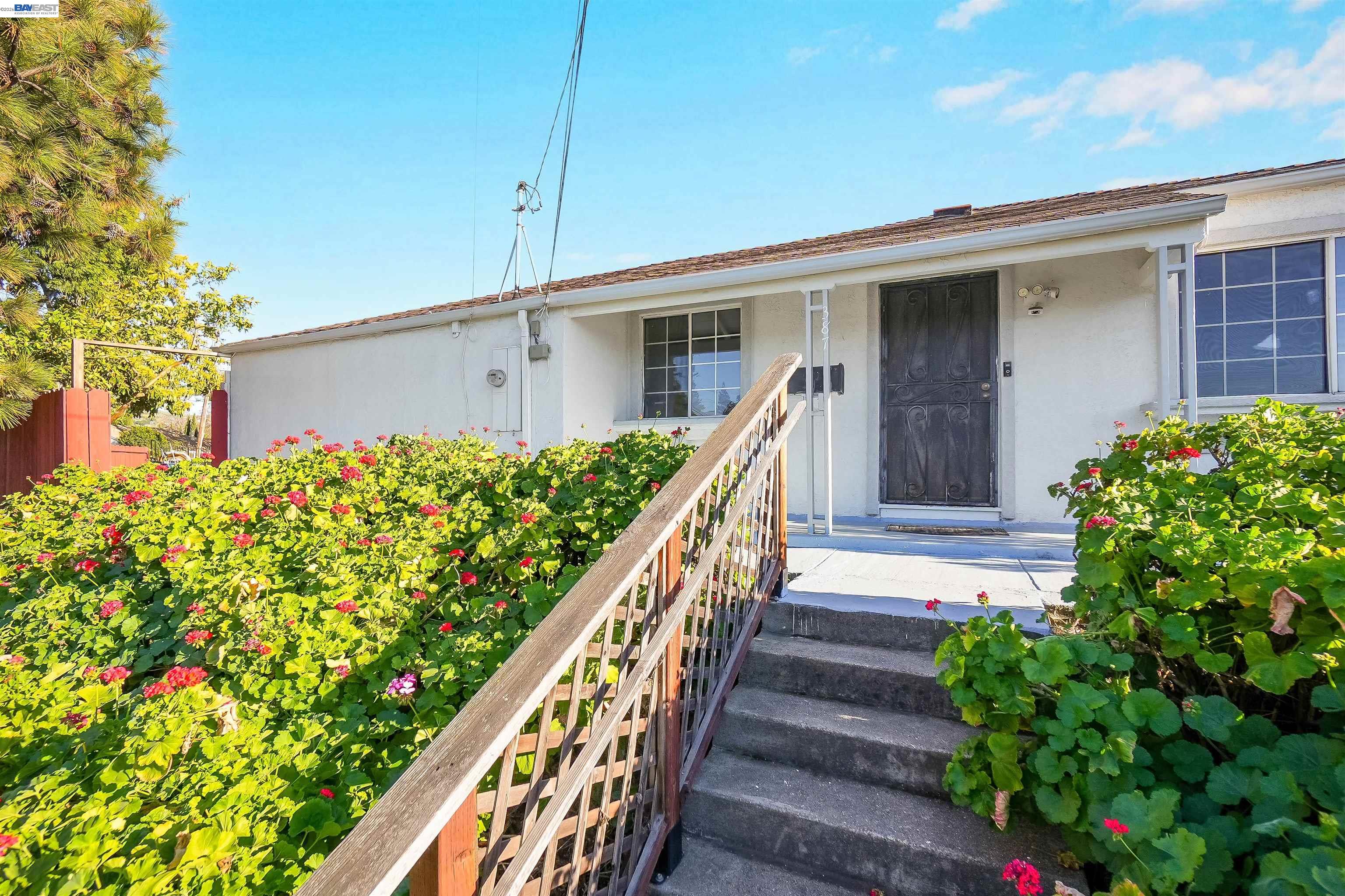 Detail Gallery Image 4 of 56 For 387 Tennyson Rd, Hayward,  CA 94544 - 4 Beds | 2 Baths