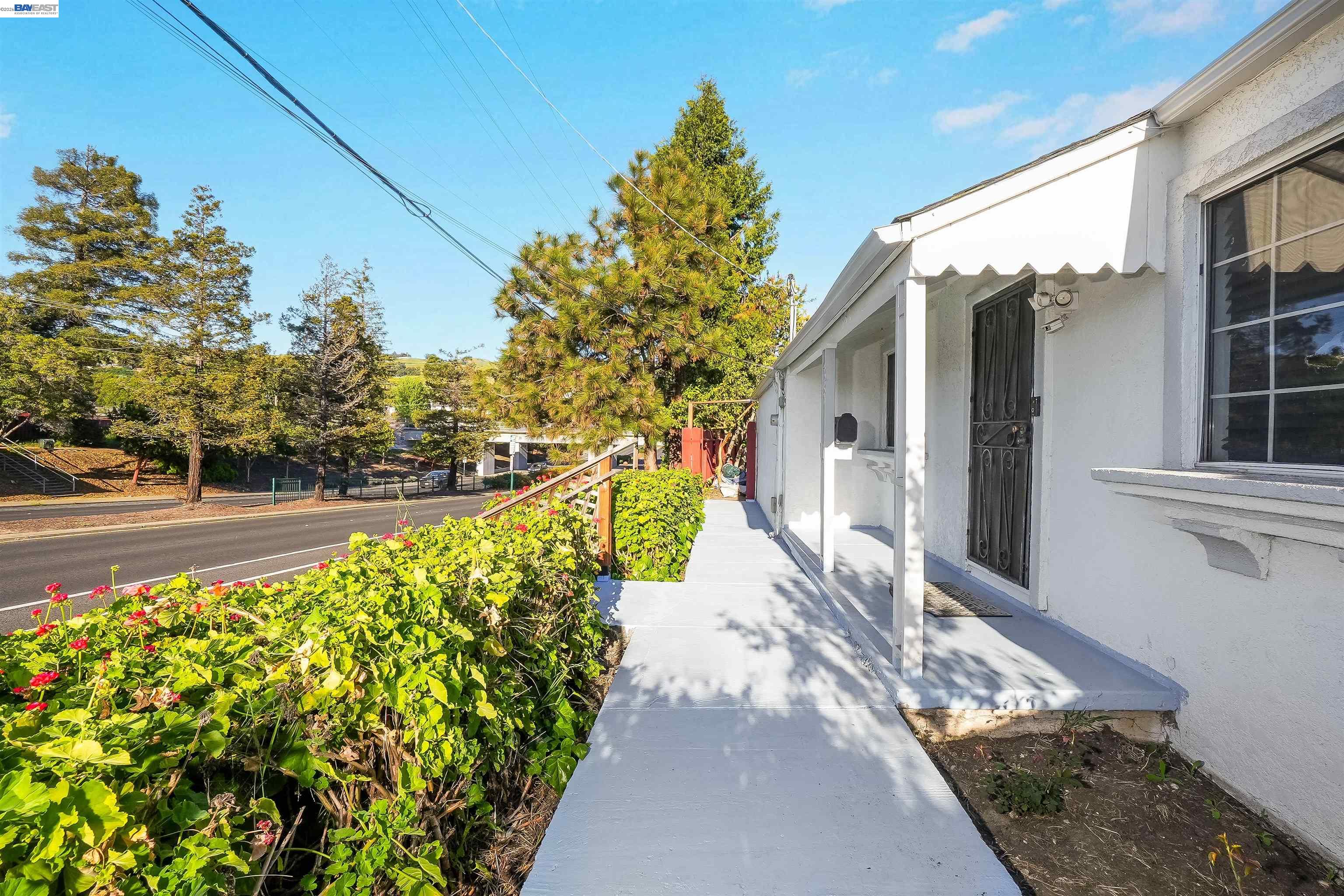 Detail Gallery Image 6 of 56 For 387 Tennyson Rd, Hayward,  CA 94544 - 4 Beds | 2 Baths