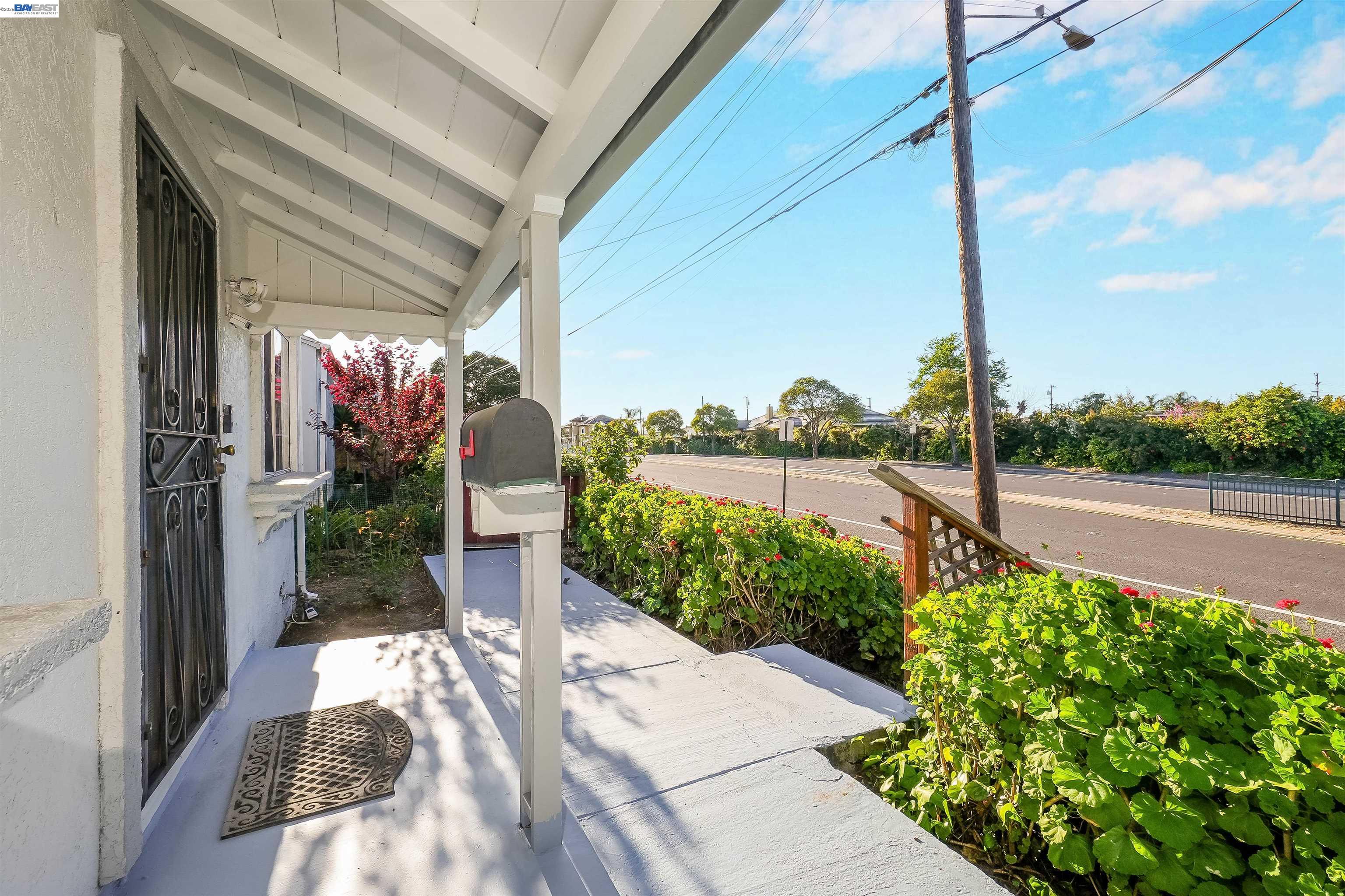 Detail Gallery Image 10 of 56 For 387 Tennyson Rd, Hayward,  CA 94544 - 4 Beds | 2 Baths