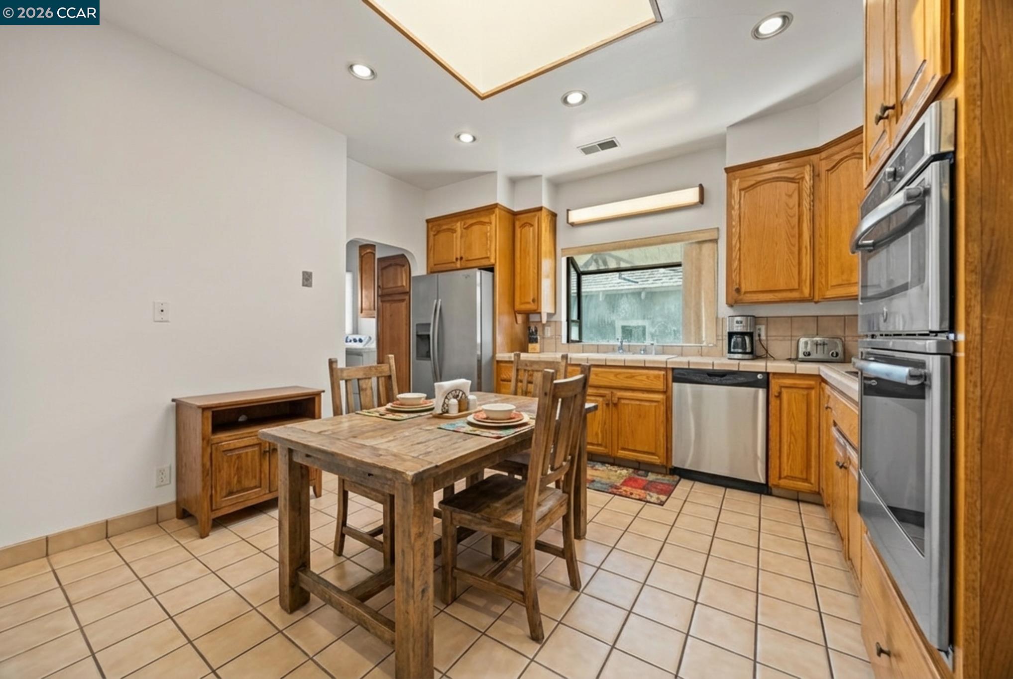 Detail Gallery Image 8 of 43 For 5910 Chabot Rd, Oakland,  CA 94618 - 5 Beds | 3 Baths