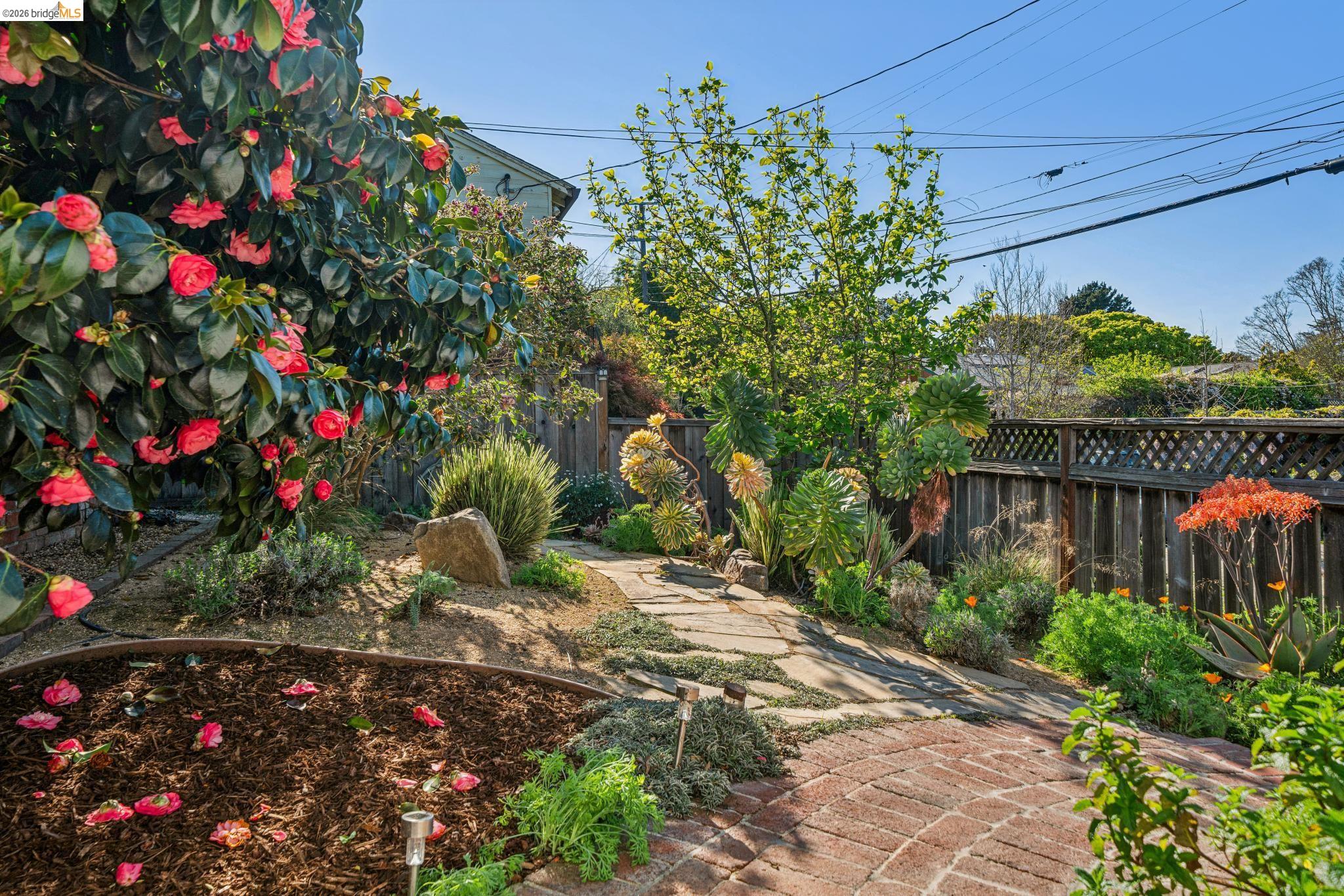 Detail Gallery Image 5 of 50 For 5830 Sutter Ave, Richmond,  CA 94804 - 3 Beds | 2 Baths