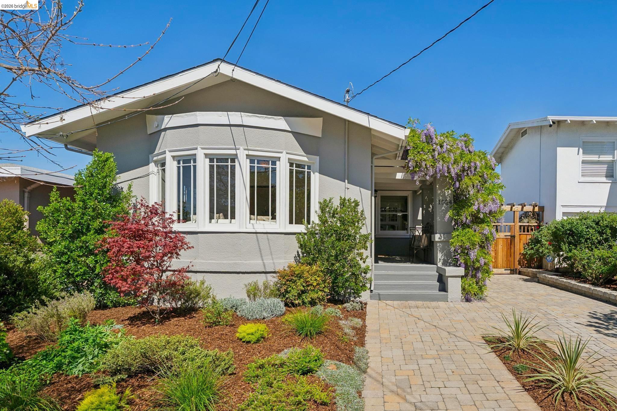 Detail Gallery Image 2 of 48 For 1524 Hampel St, Oakland,  CA 94602 - 2 Beds | 1 Baths