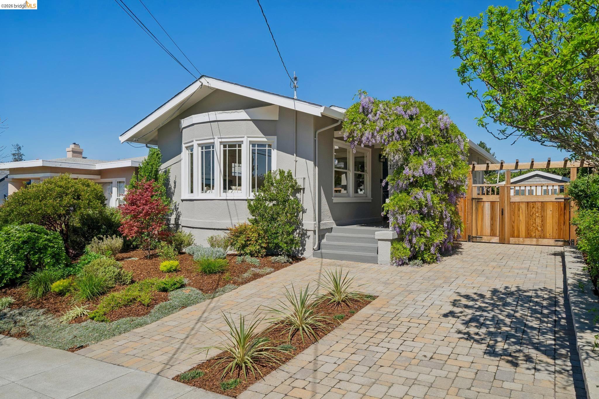 Detail Gallery Image 3 of 48 For 1524 Hampel St, Oakland,  CA 94602 - 2 Beds | 1 Baths