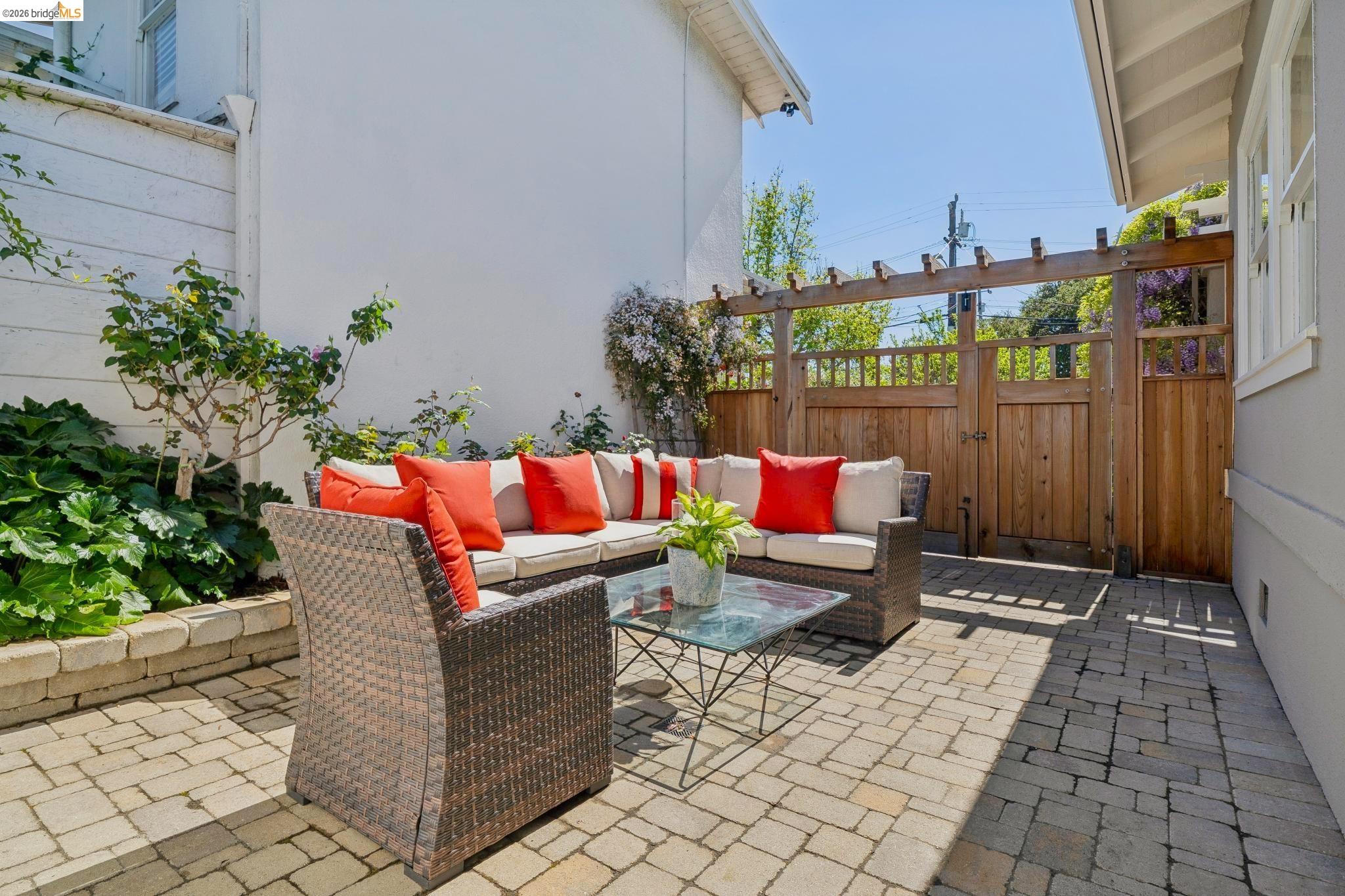 Detail Gallery Image 41 of 48 For 1524 Hampel St, Oakland,  CA 94602 - 2 Beds | 1 Baths