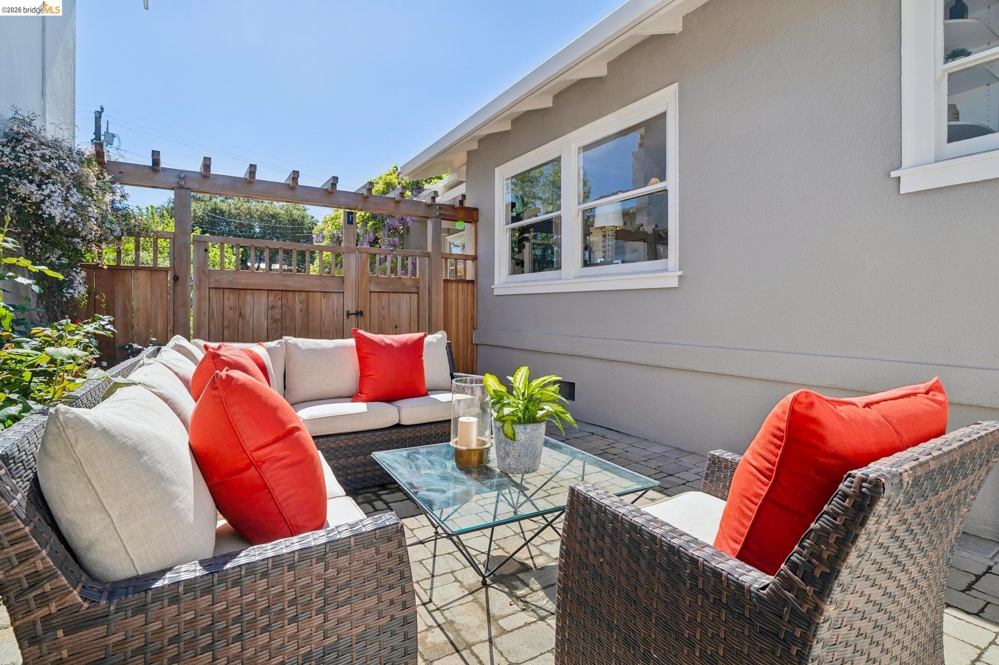 Detail Gallery Image 43 of 48 For 1524 Hampel St, Oakland,  CA 94602 - 2 Beds | 1 Baths