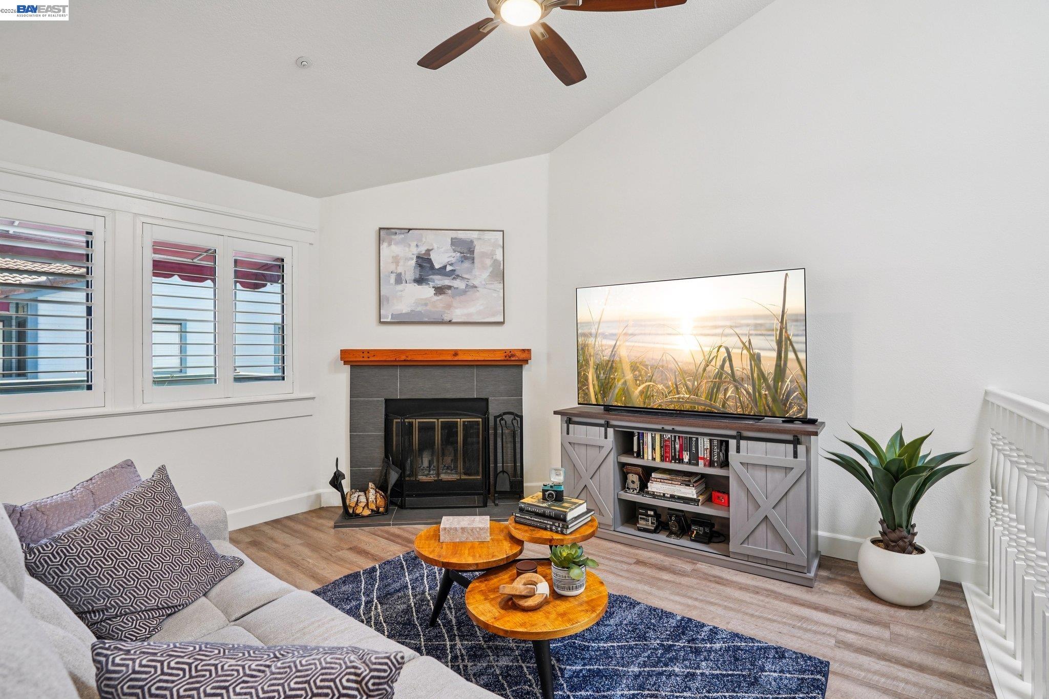 Detail Gallery Image 2 of 38 For 1255 N Los Robles Ave #9,  Pasadena,  CA 91104 - 3 Beds | 2 Baths